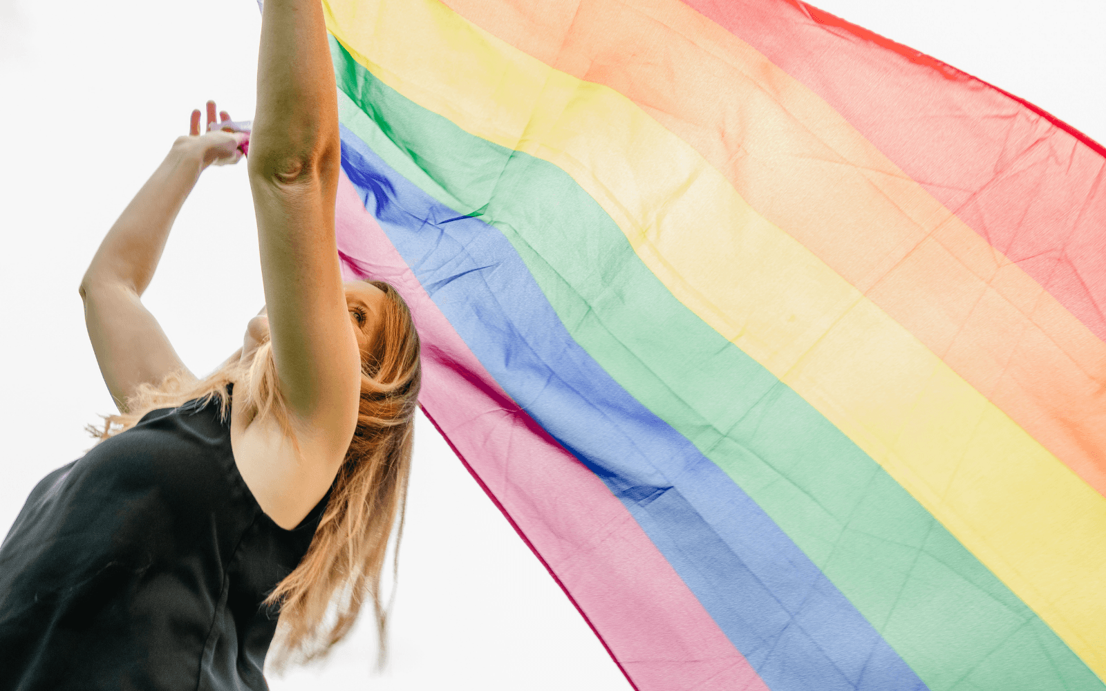 Una ragazza manifesta durante il pride
