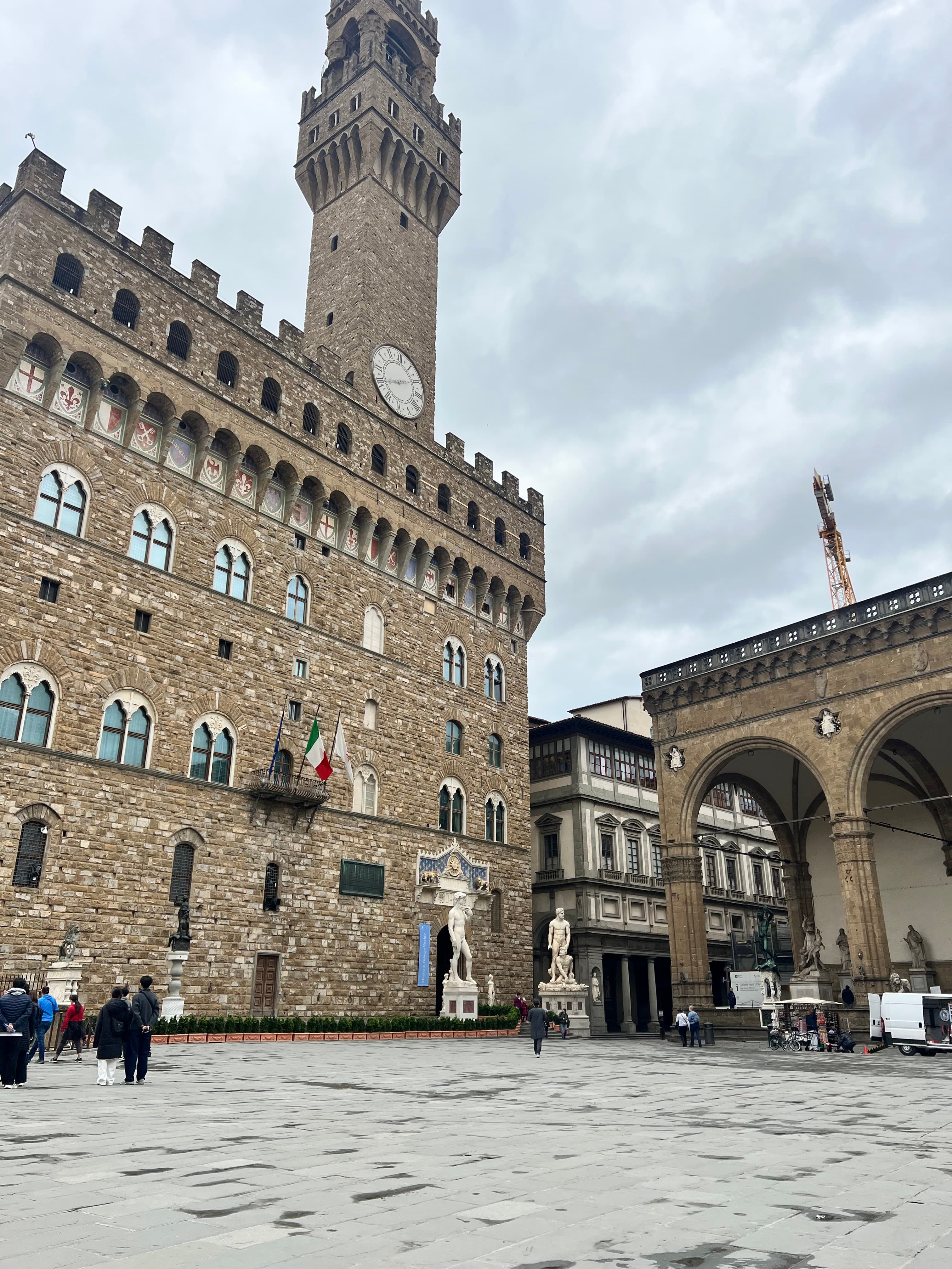 Facciata di Palazzo Vecchio in Piazza della Signoria con la Torre di Arnolfo e la Loggia dei Lanzi sulla destra.