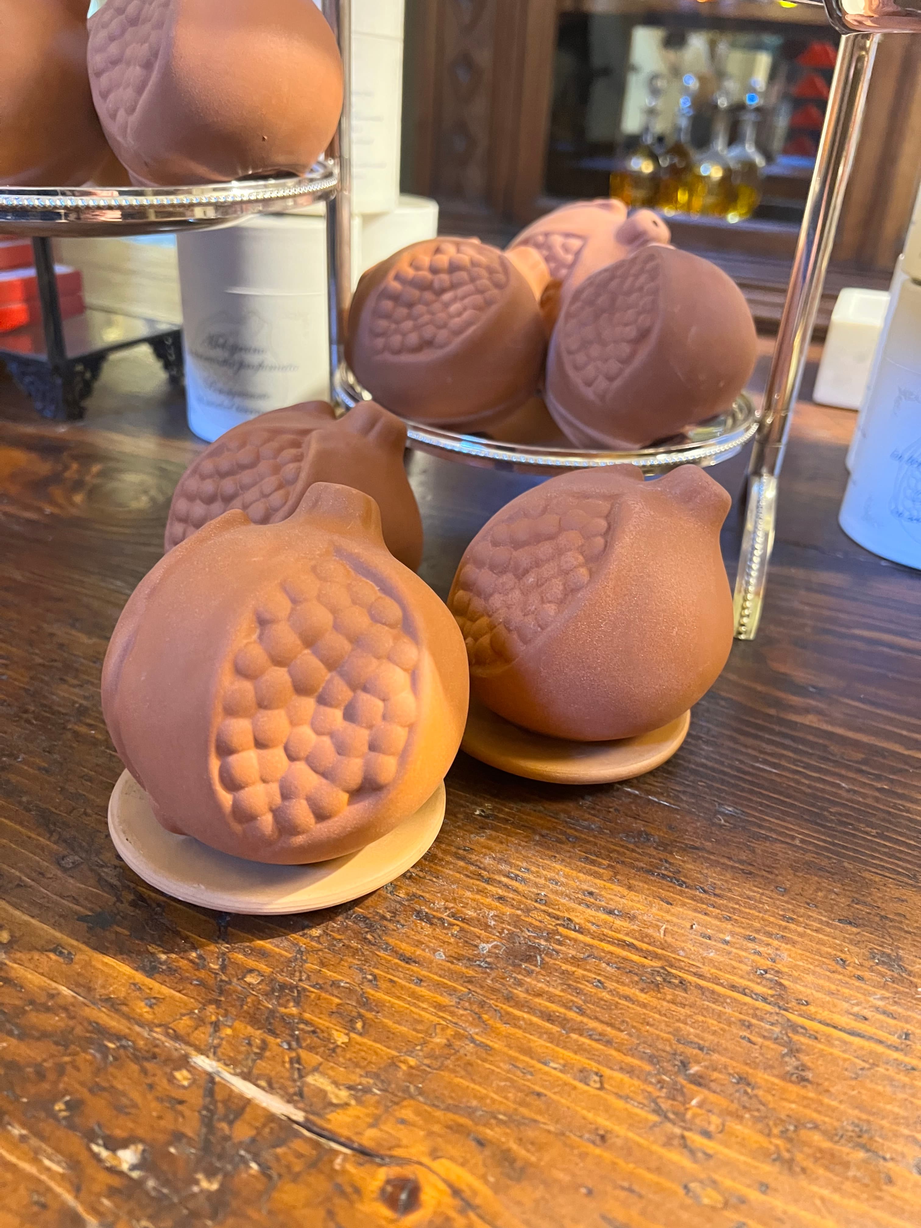 Oggetti decorativi a forma di melograno in terracotta esposti all’Officina Profumo-Farmaceutica di Santa Maria Novella a Firenze
