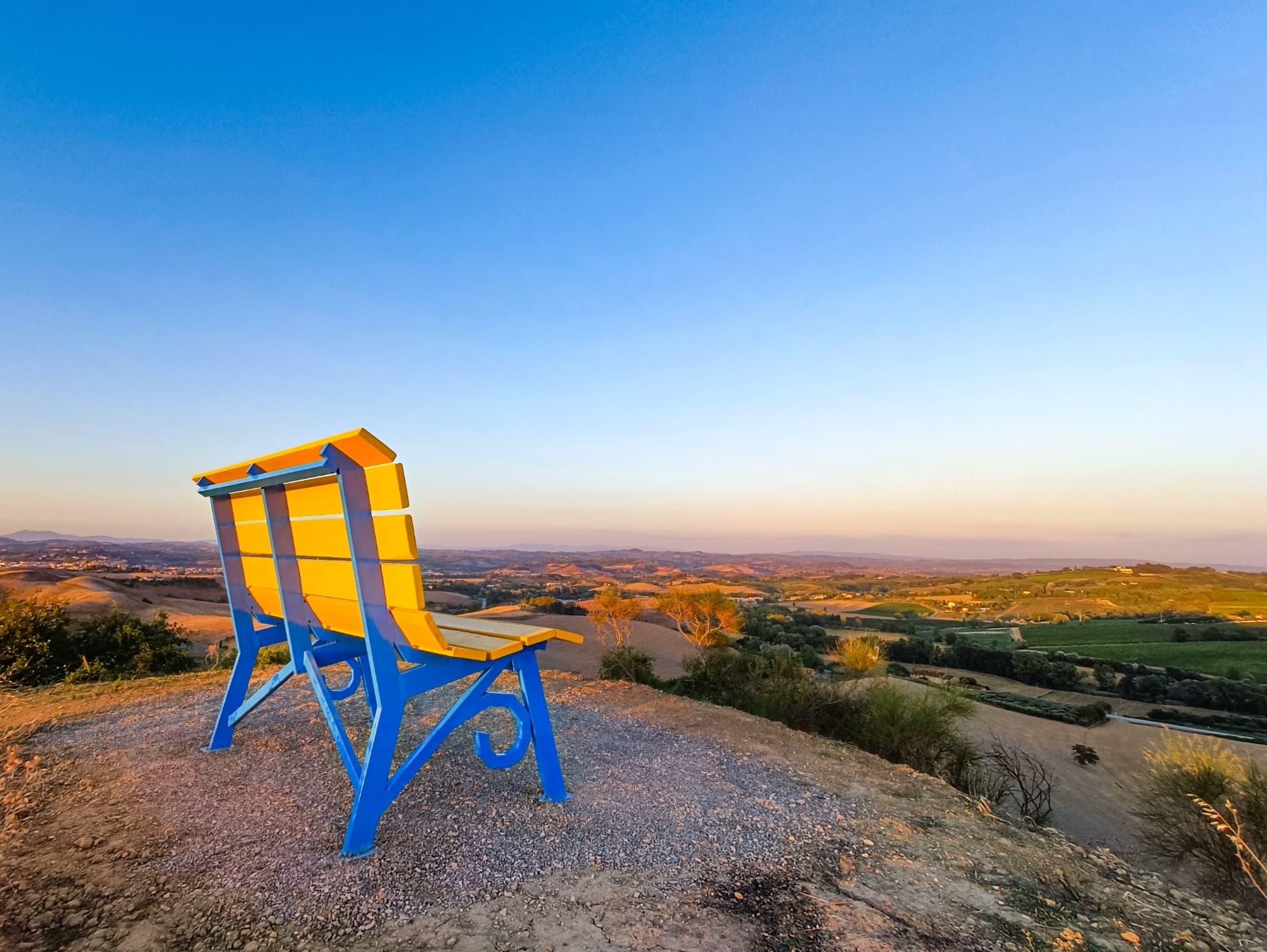 La Big Bench di Castelfiorentino con vista sulle colline
