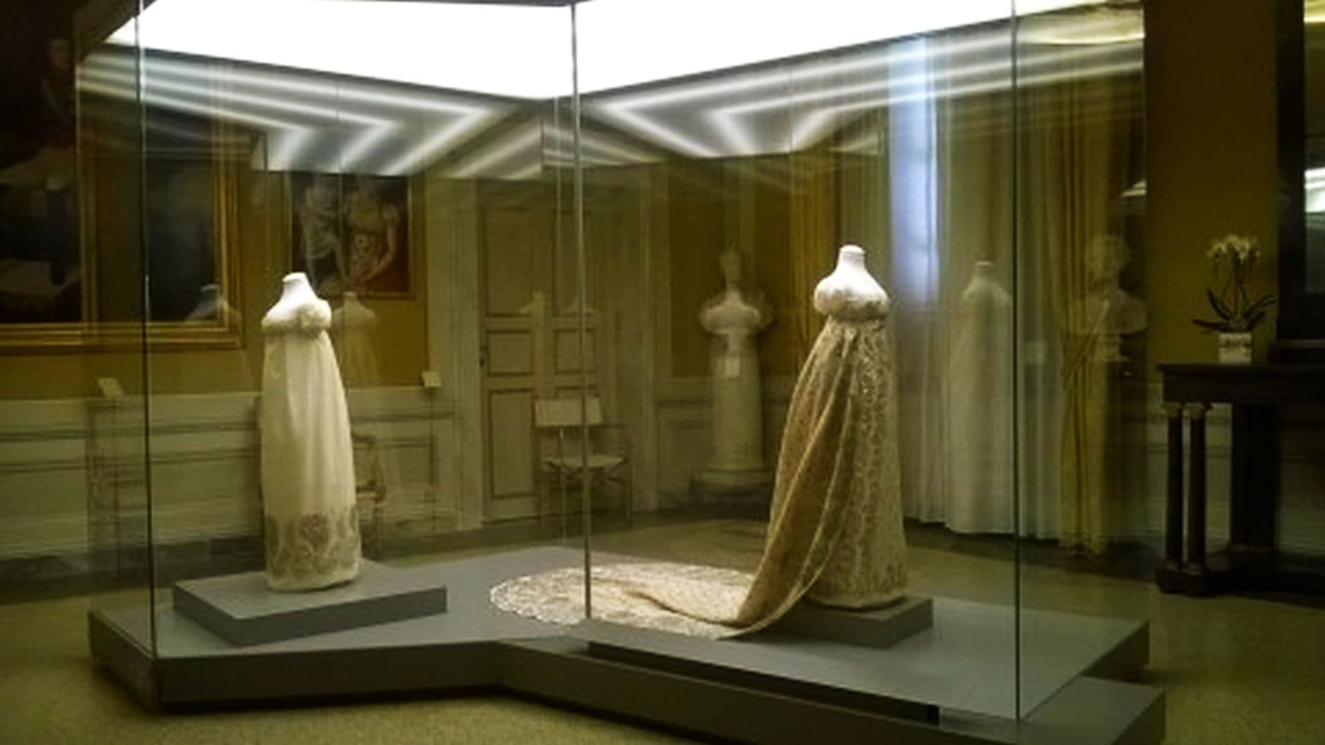 Los vestidos imperiales del Palacio Mansi