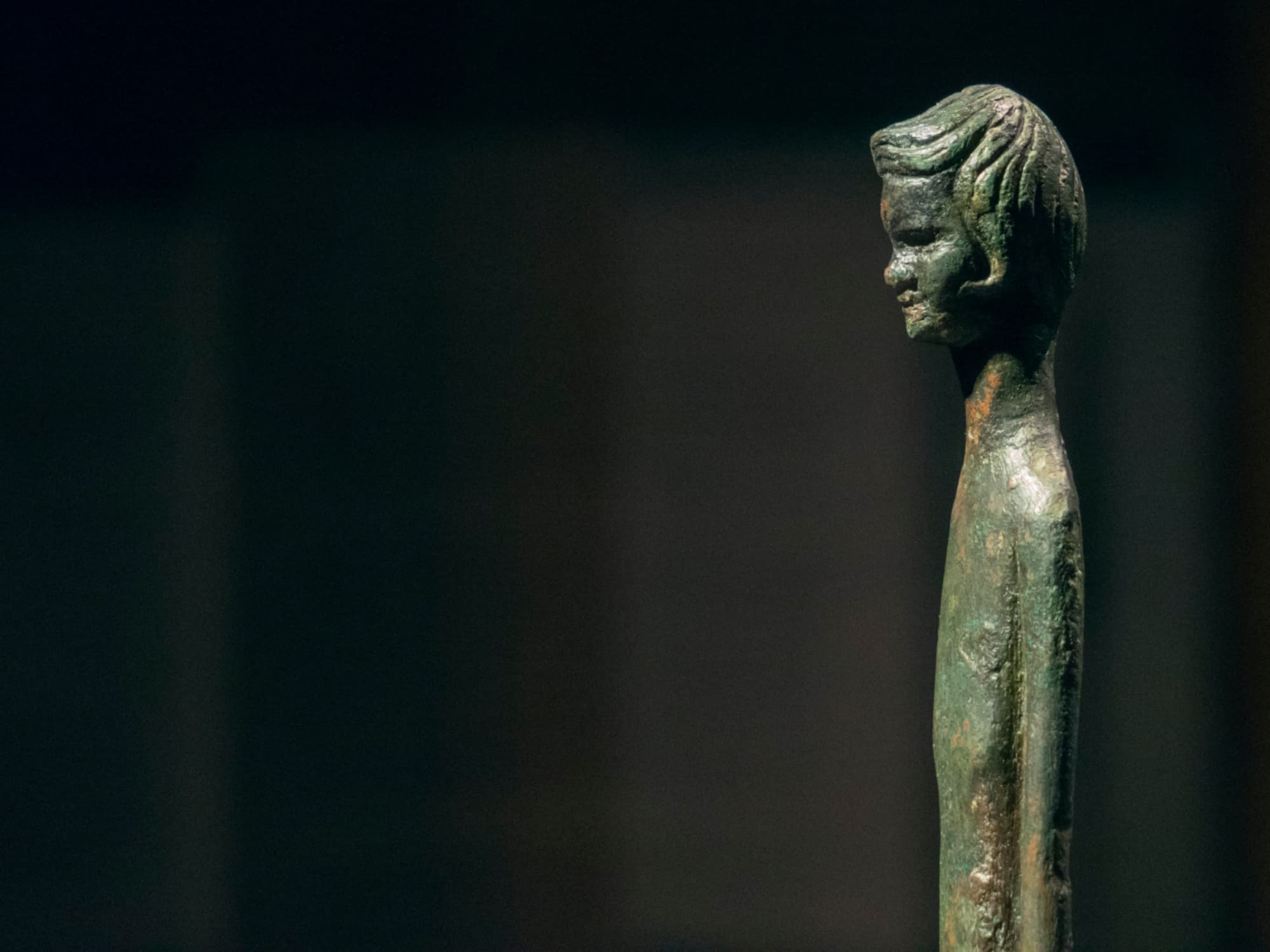 la famosa estatuilla votiva etrusca Ombra della Sera, conservada en el Museo Guarnacci.