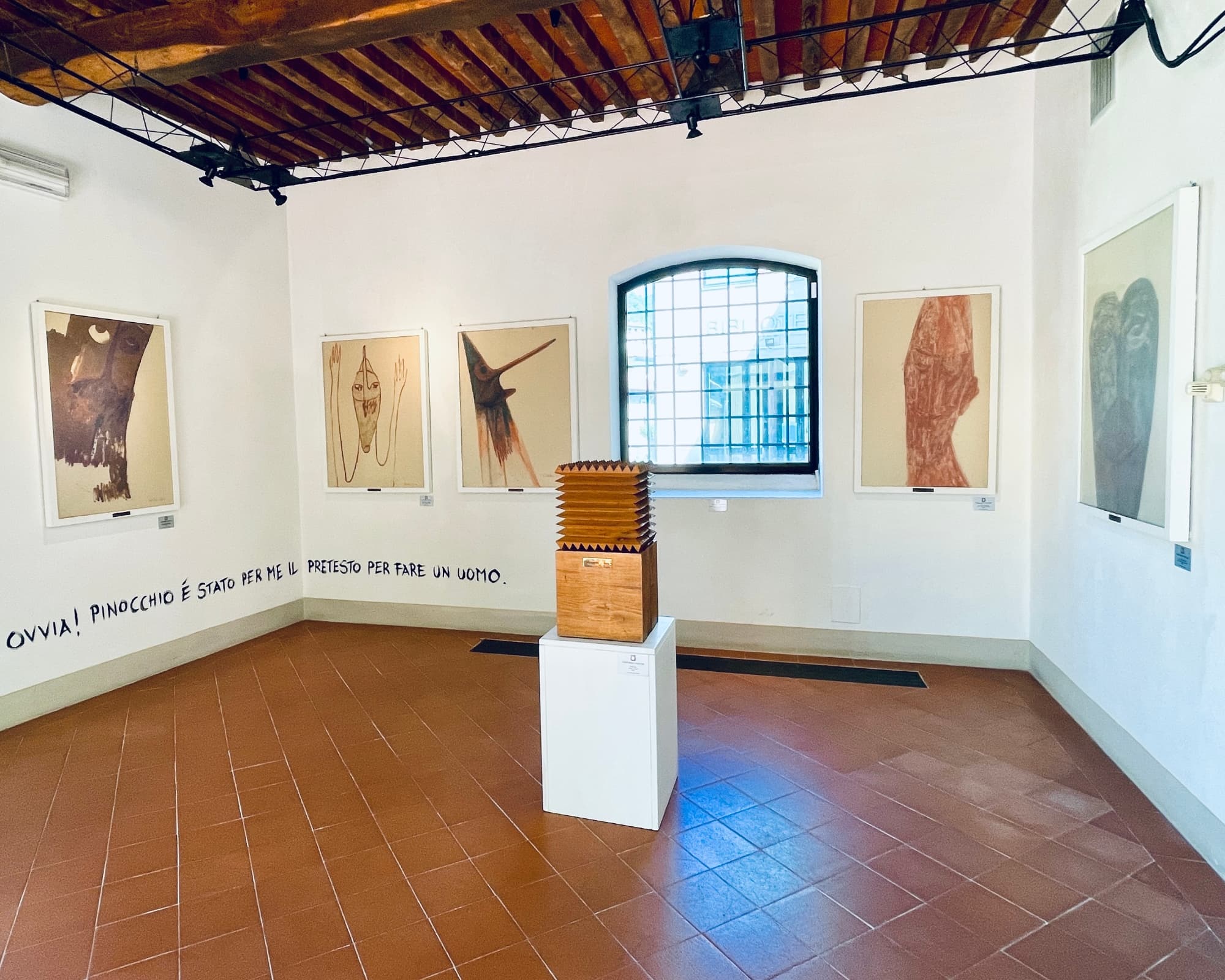 Una sala del Museo Venturino Venturi con quadri che raffigurano Pinocchio
