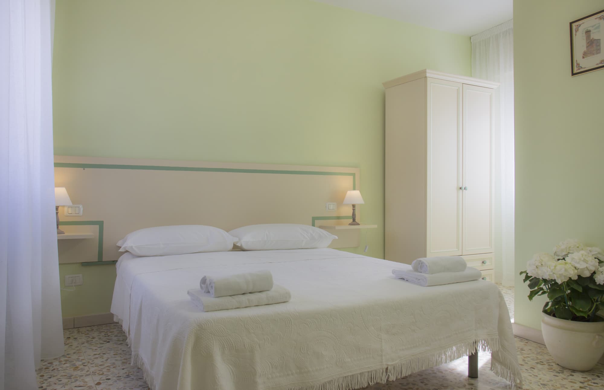 Double room with a made-up bed at B&B Il Linchetto in Lucca