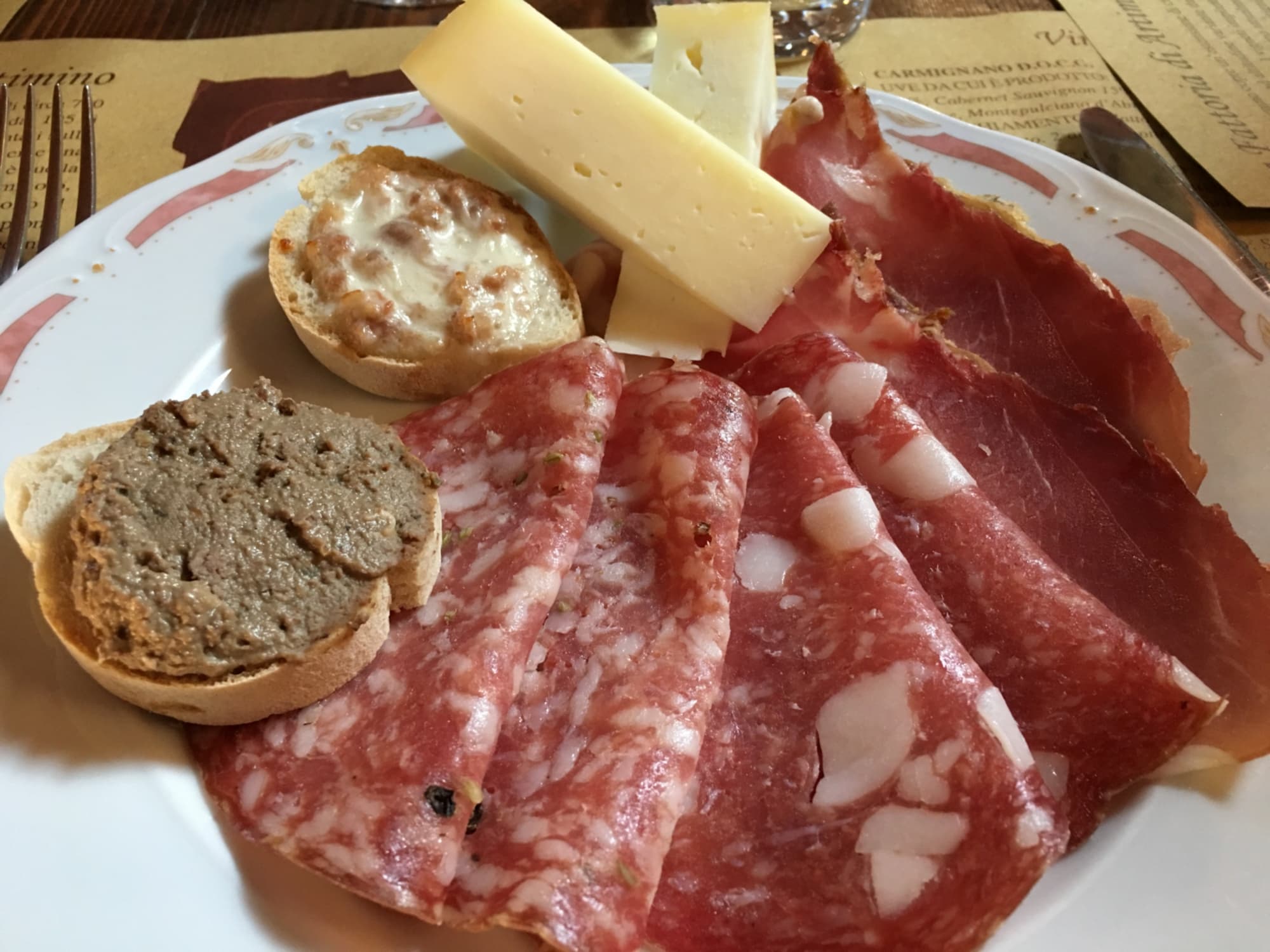 Antipasto con crostini e salumi toscani