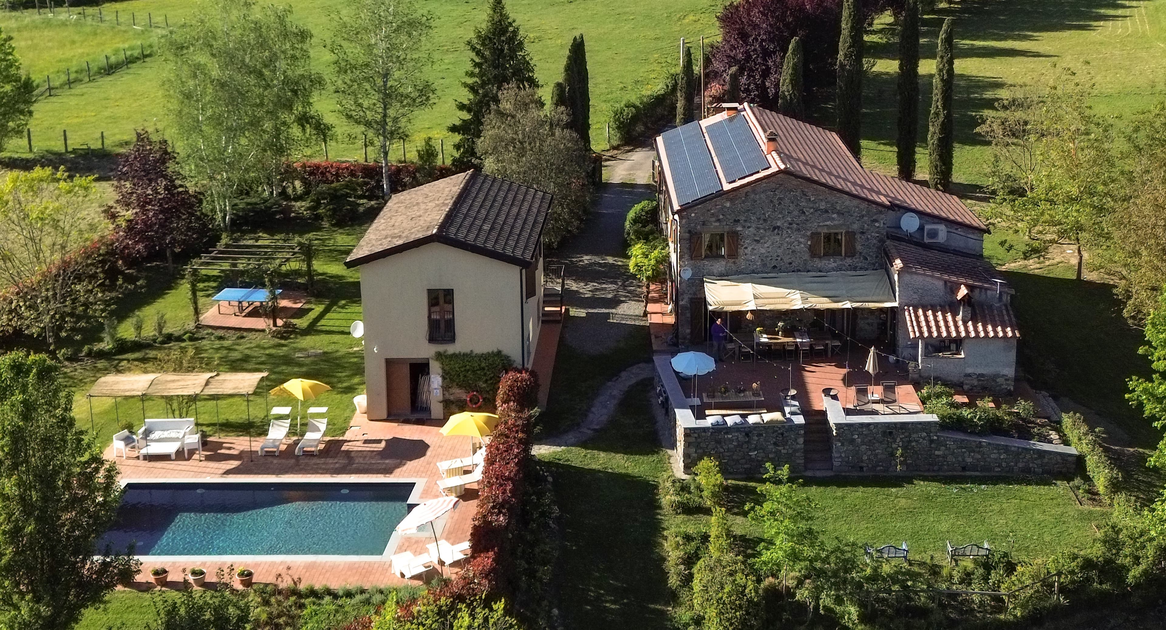 aerial view where you can spot a swimming pool and plenty of green areas around I Ginepri Country House