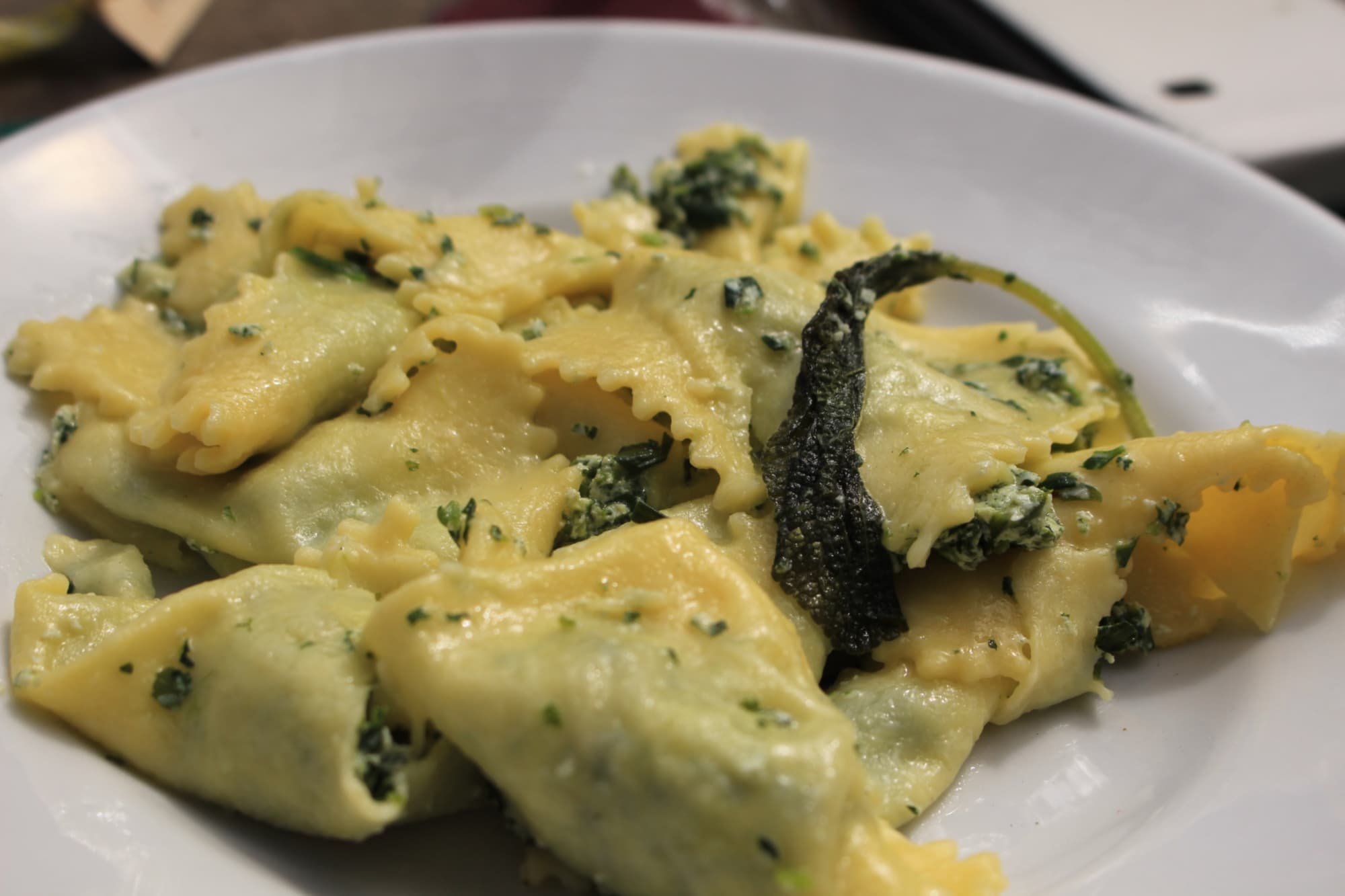 Un plat de tortelli à la ricotta et aux épinards