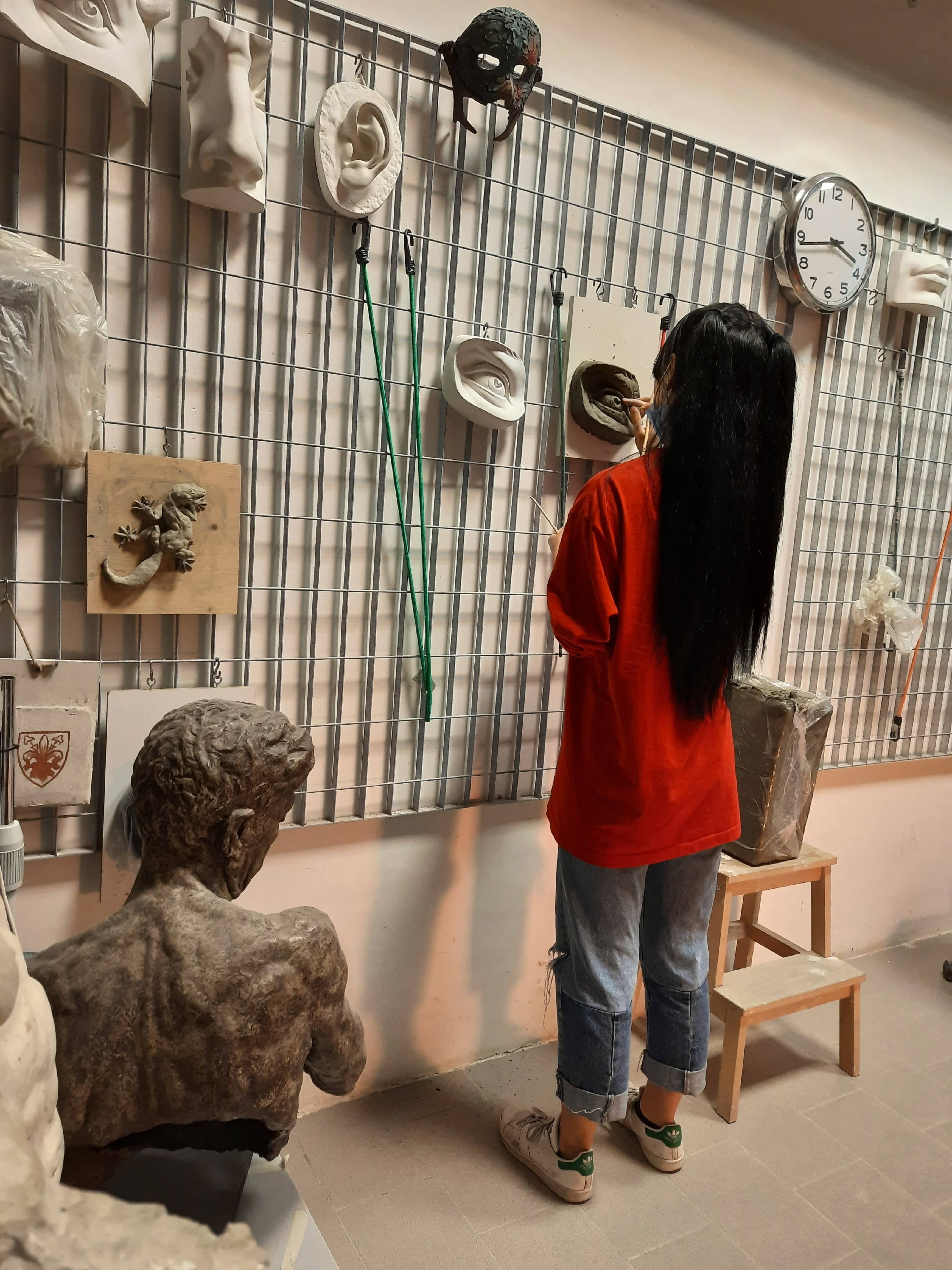 Modellato in argilla dell’occhio del David in atelier a Firenze