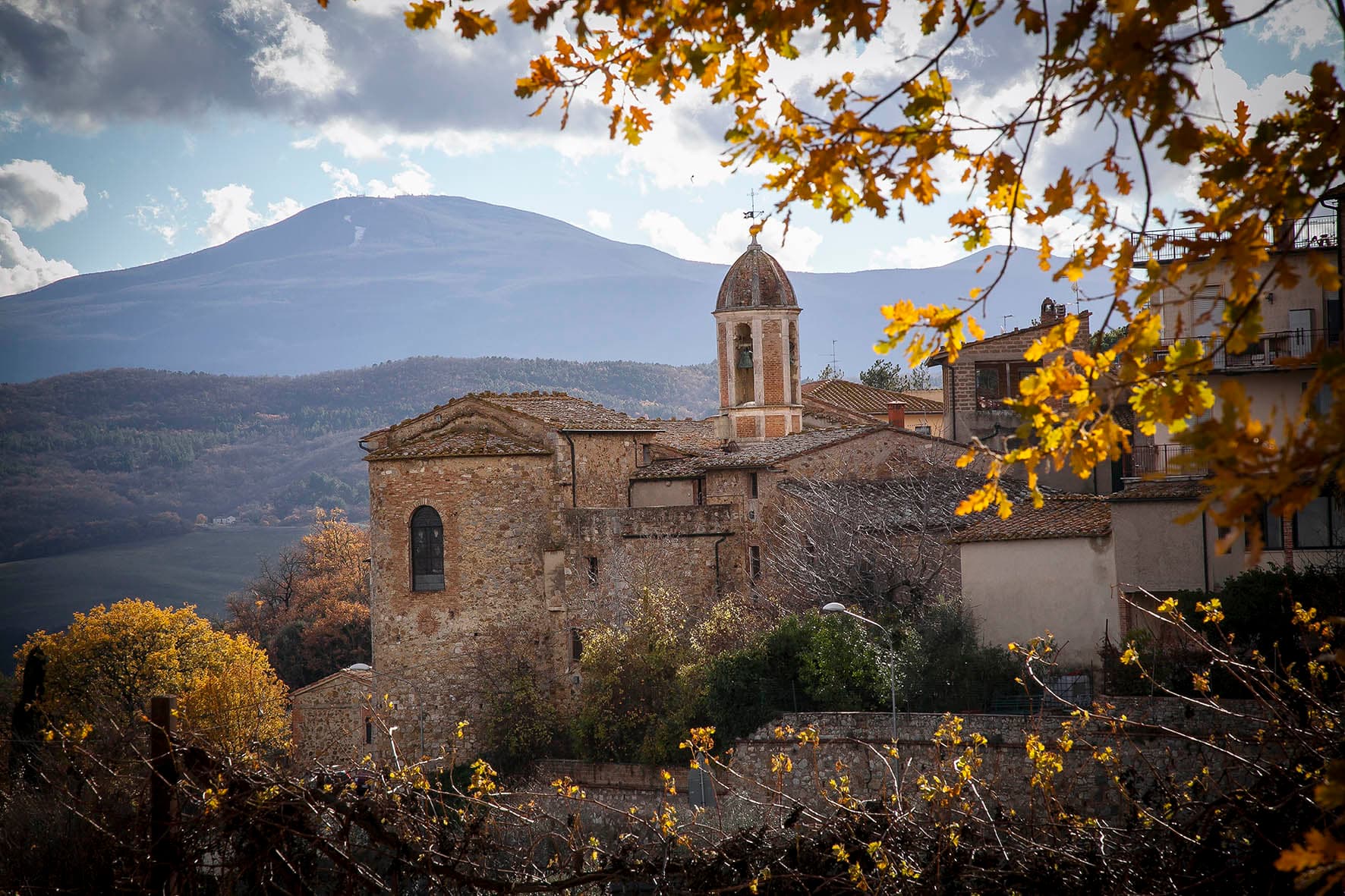 Val d'Orcia Gravel - Castiglione d'Orcia, Chiesa dei Santi (Kirche der Heiligen)