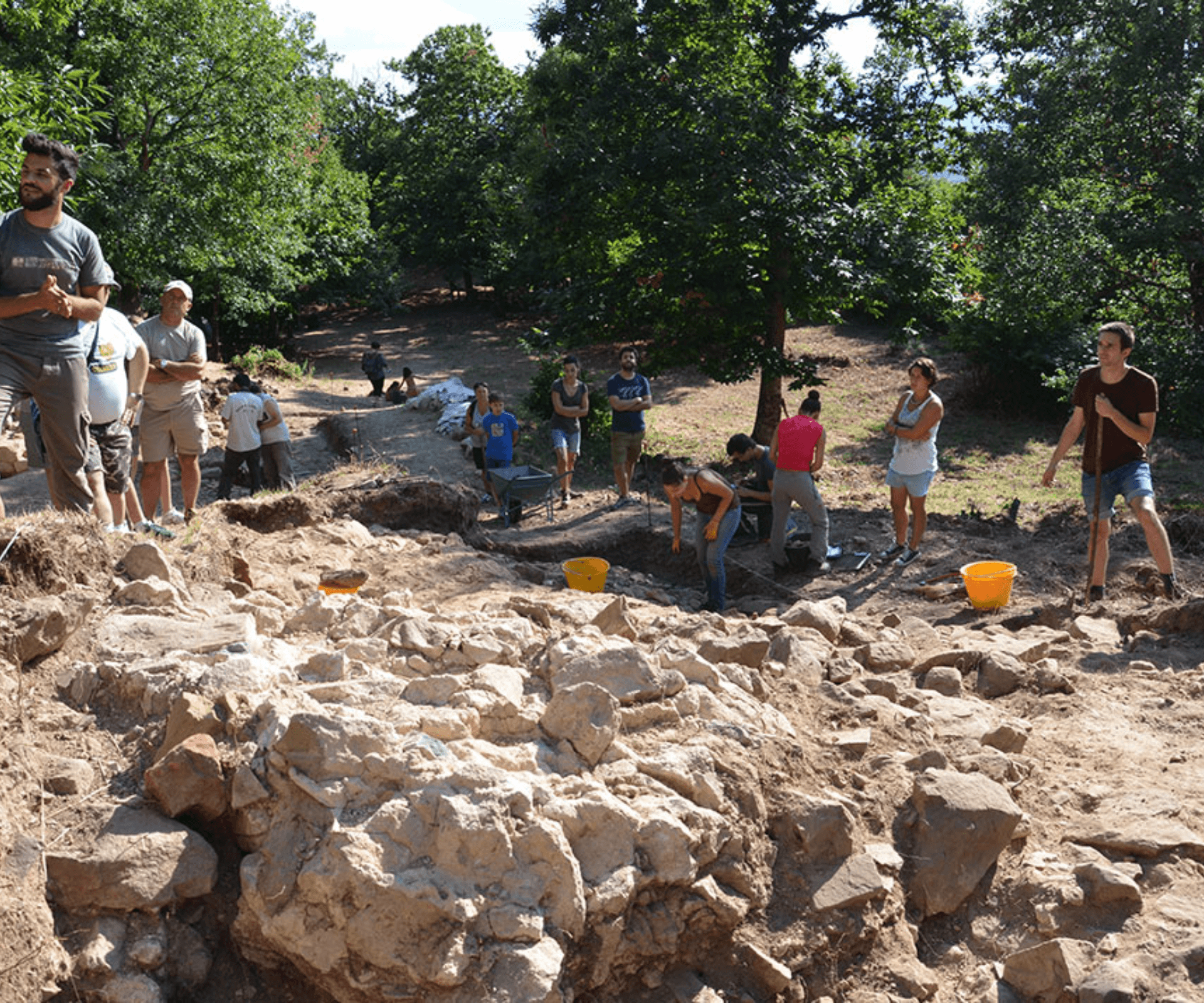 Archeologi impegnati negli scavi del Castello di Montaccianico,