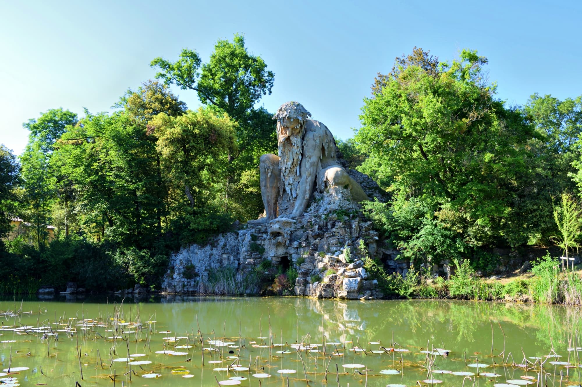 Il Colosso dell'Appennino del Giambologna, scultura situata a Firenze nel parco di Villa Demidoff