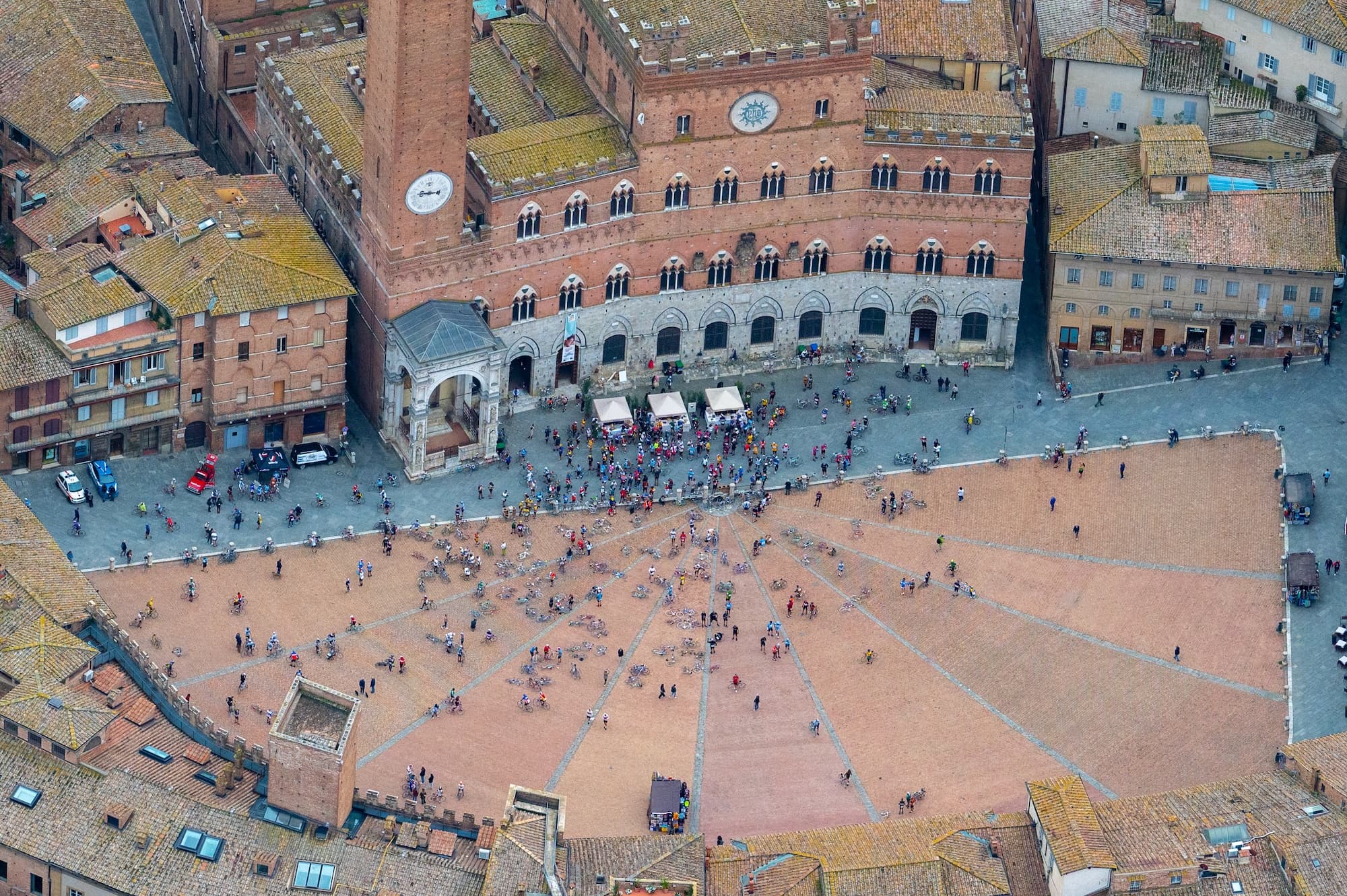 Vista dall'alto di Piazza del Campo a Siena, una delle tappe del percorso