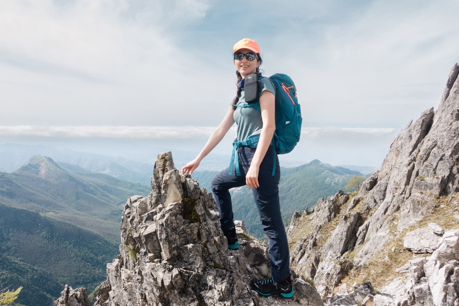 Escursionista su cresta in montagna