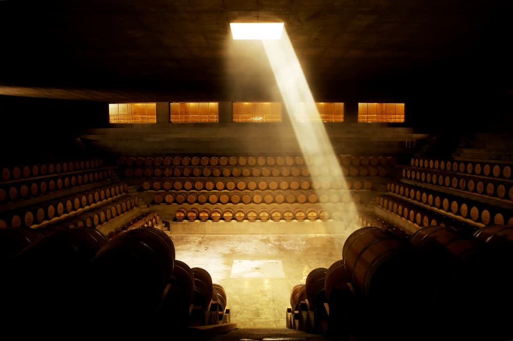 La cave à barriques de la Rocca di Frassinello où l’on peut voir la fonction de la lumière naturelle
