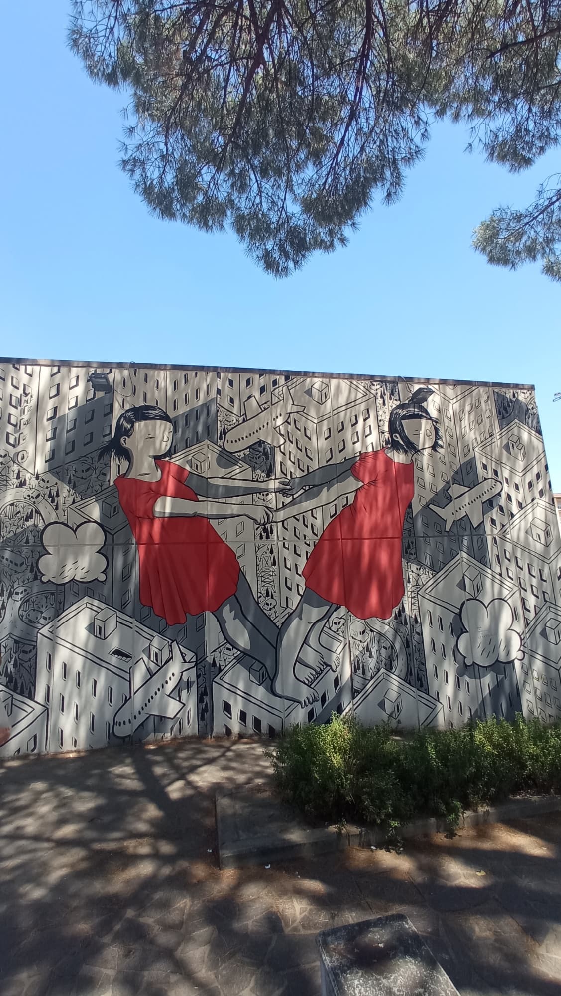 La obra de arte callejero de Millò en las paredes de Ginger Zone en Scandicci
