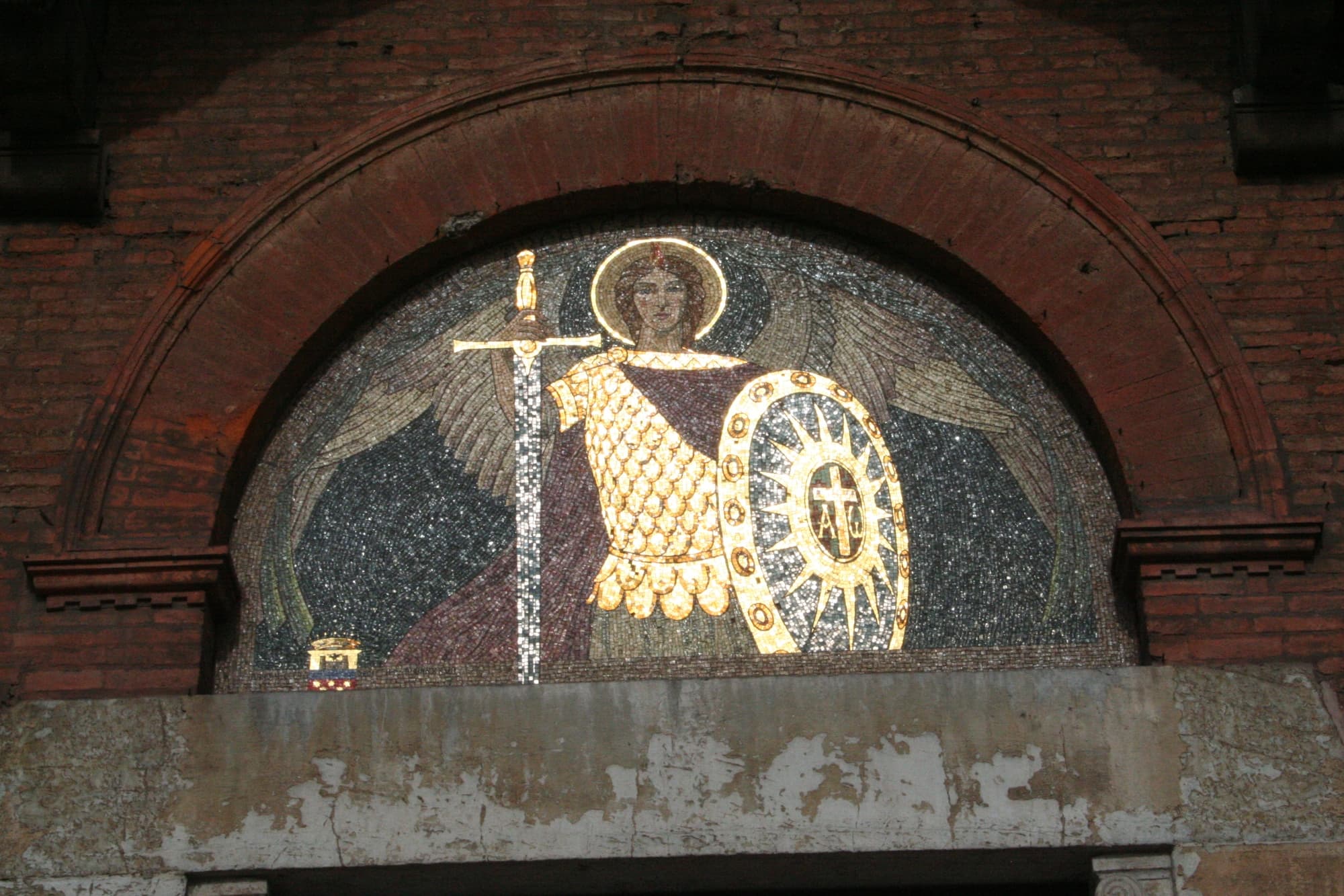 La lunetta con l'arcangelo San Gabriele sulla facciata