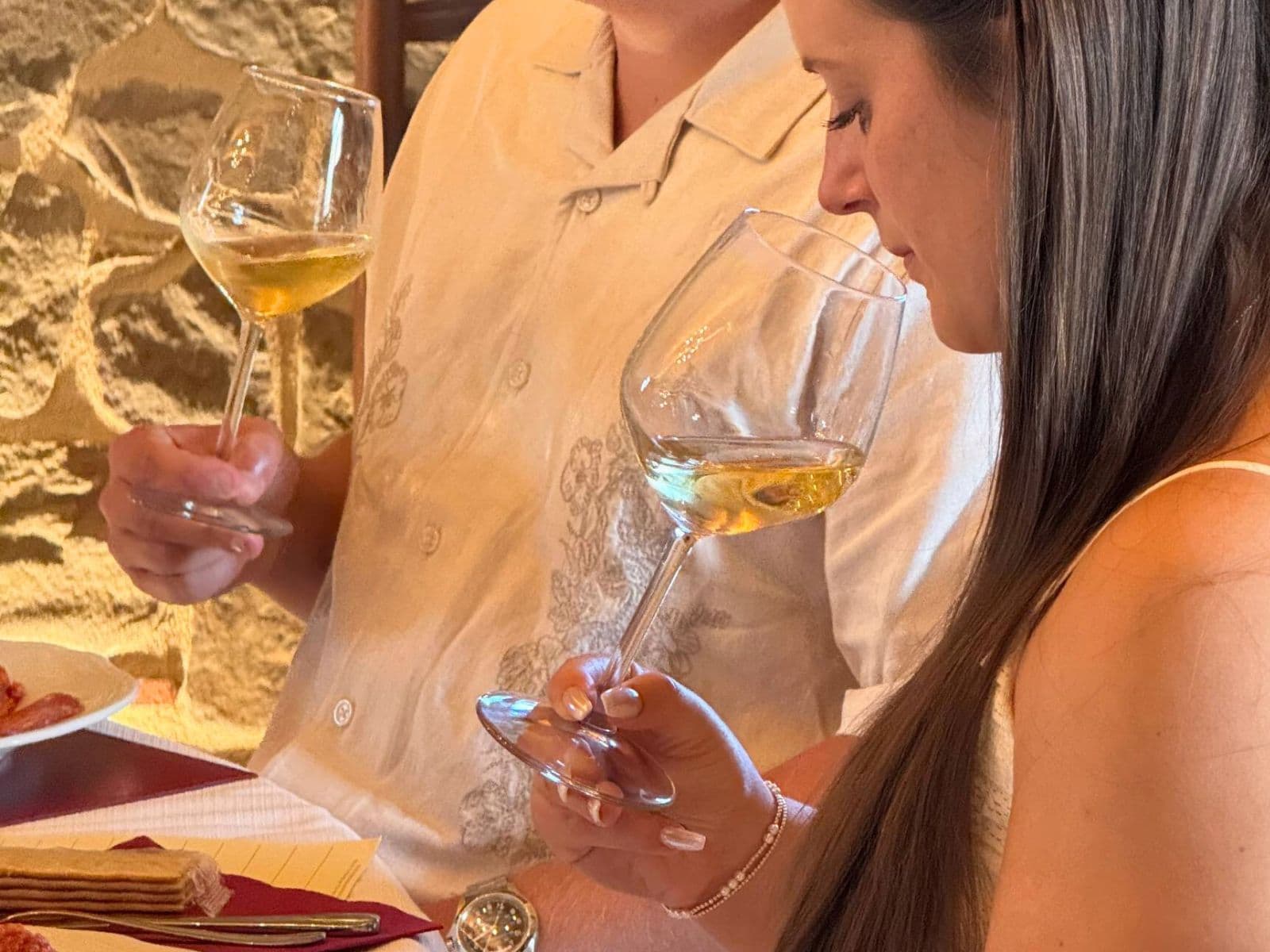 Coppia che degusta vino in una cantina del Chianti