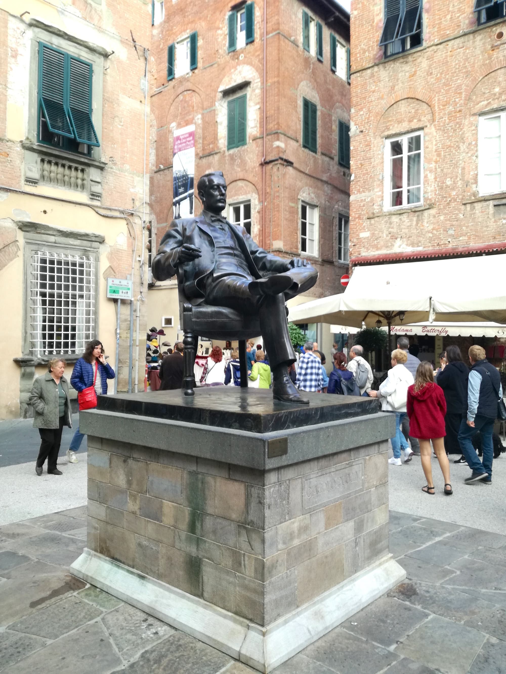 Blick auf die Statue Puccinis vor seinem Geburtshaus
