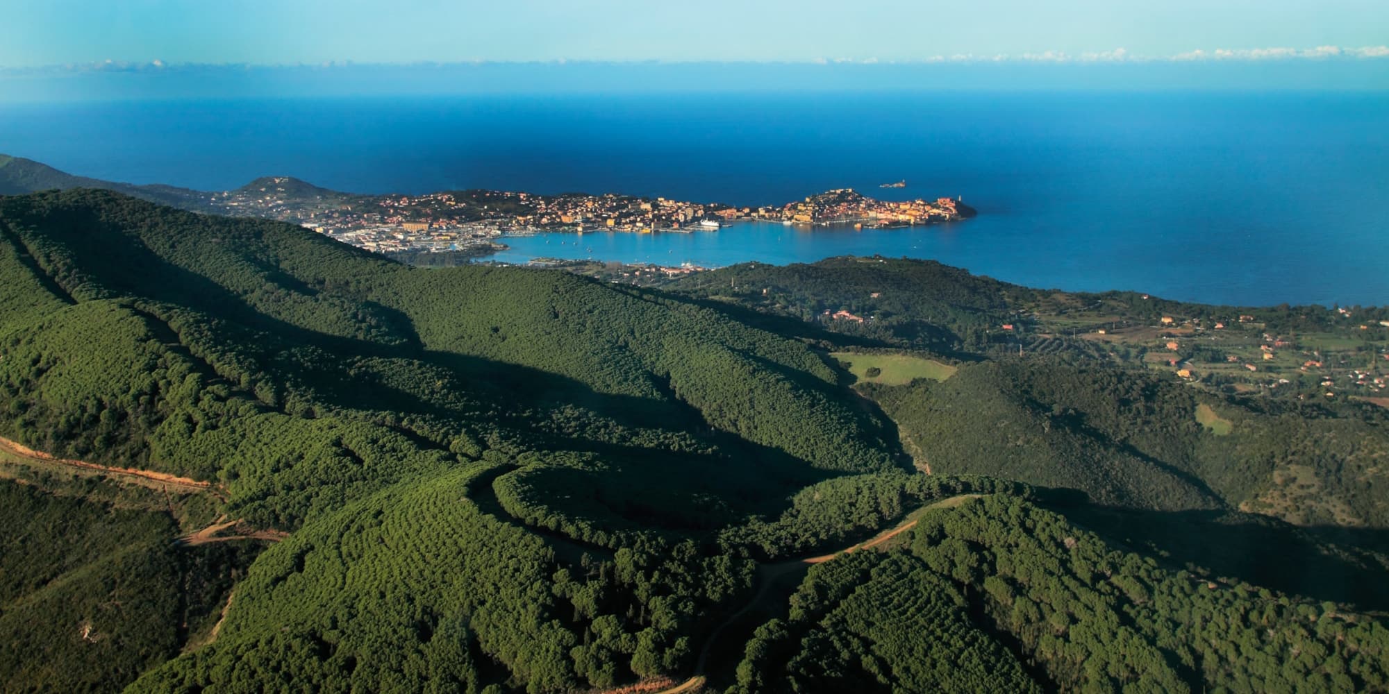 Vista panoramica dell'Isola d'Elba, con Portoferraio sullo sfondo.