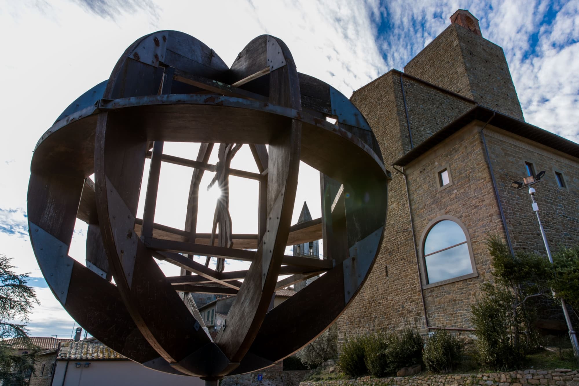 L'uomo di Vinci e il Castello dei Conti Guidi sullo sfondo