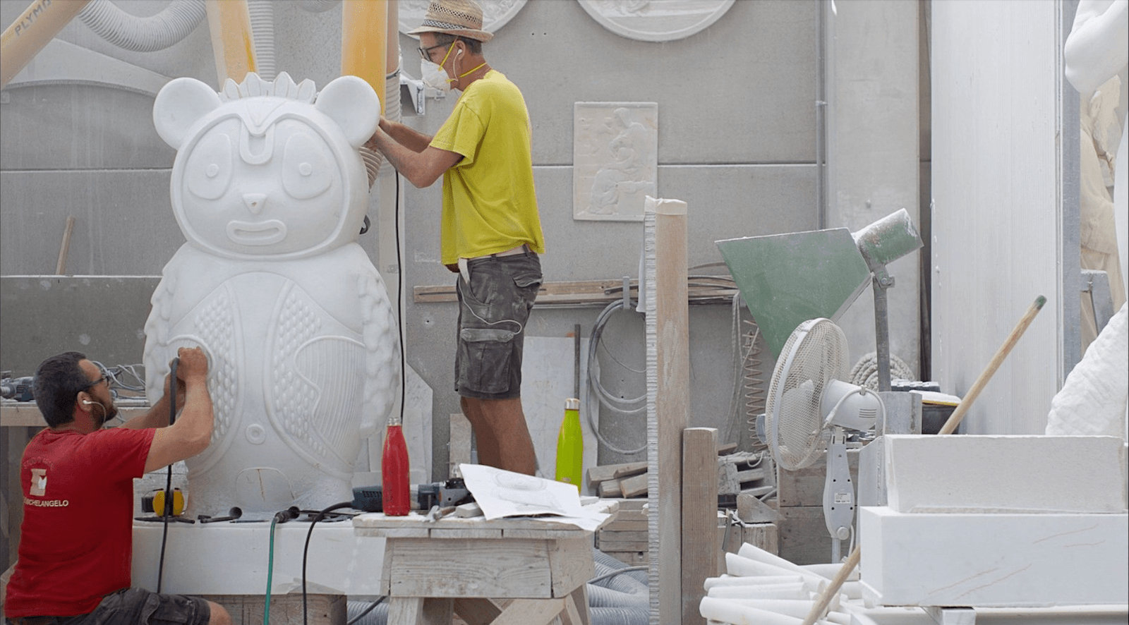 Bernardo réalisé par Elena Salmistraro pour Bosa, 2020 ; œuvre en marbre Studi d'Arte Carrara