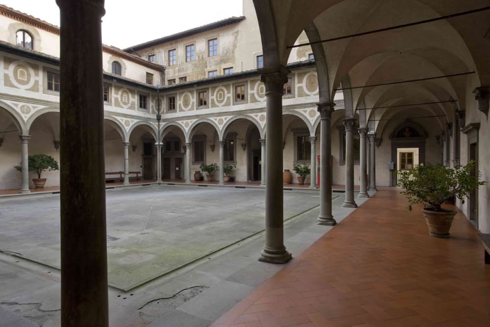 Blick auf den Cortile degli Uomini (Hof der Männer), der als Ort der Repräsentation und als struktureller Knotenpunkt konzipiert ist. Der Name geht darauf zurück, dass er sich in einem Bereich befand, der der männlichen Gemeinschaft vorbehalten war.