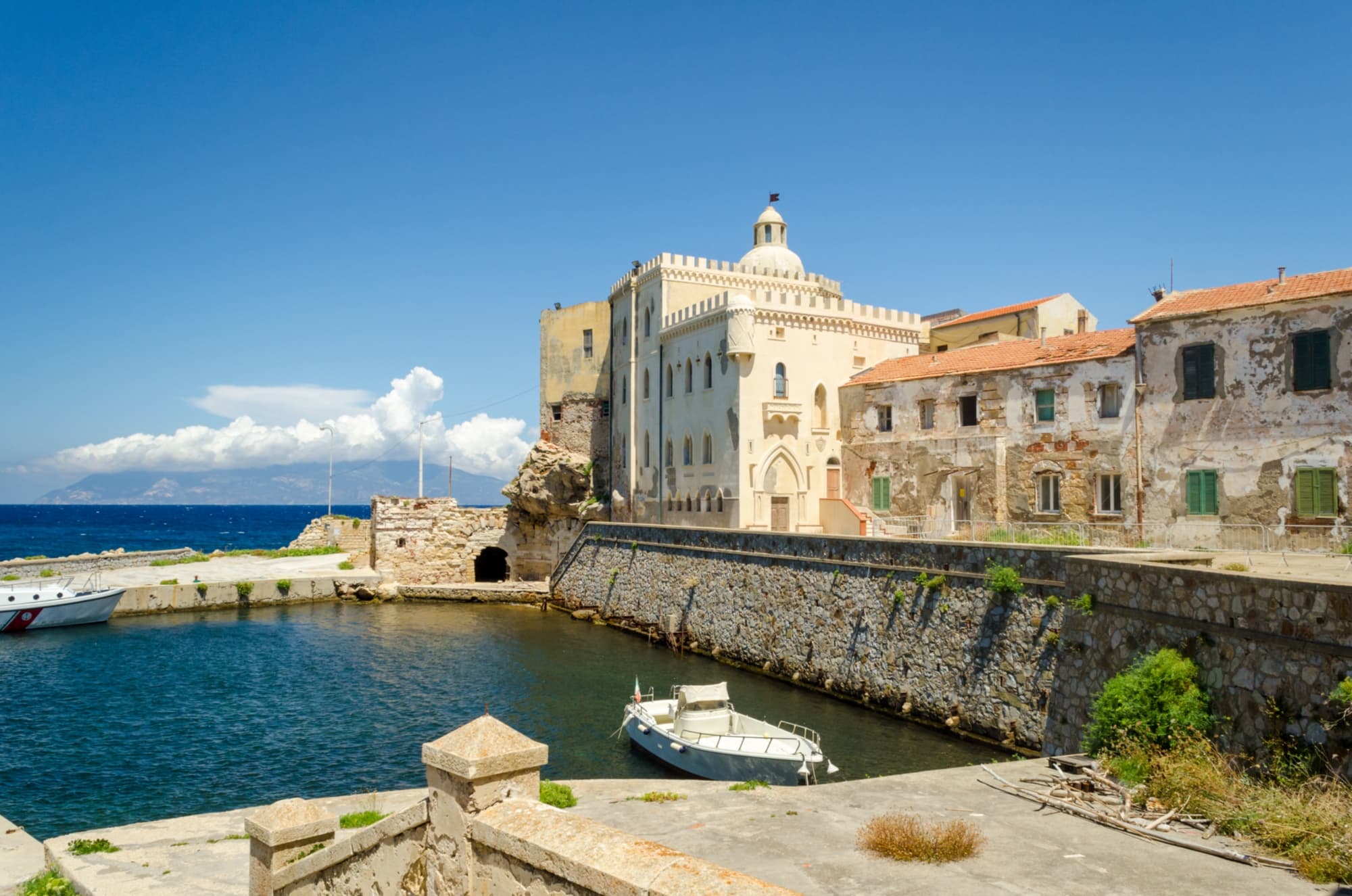 Vue du petit port de Pianosa par une journée ensoleillée