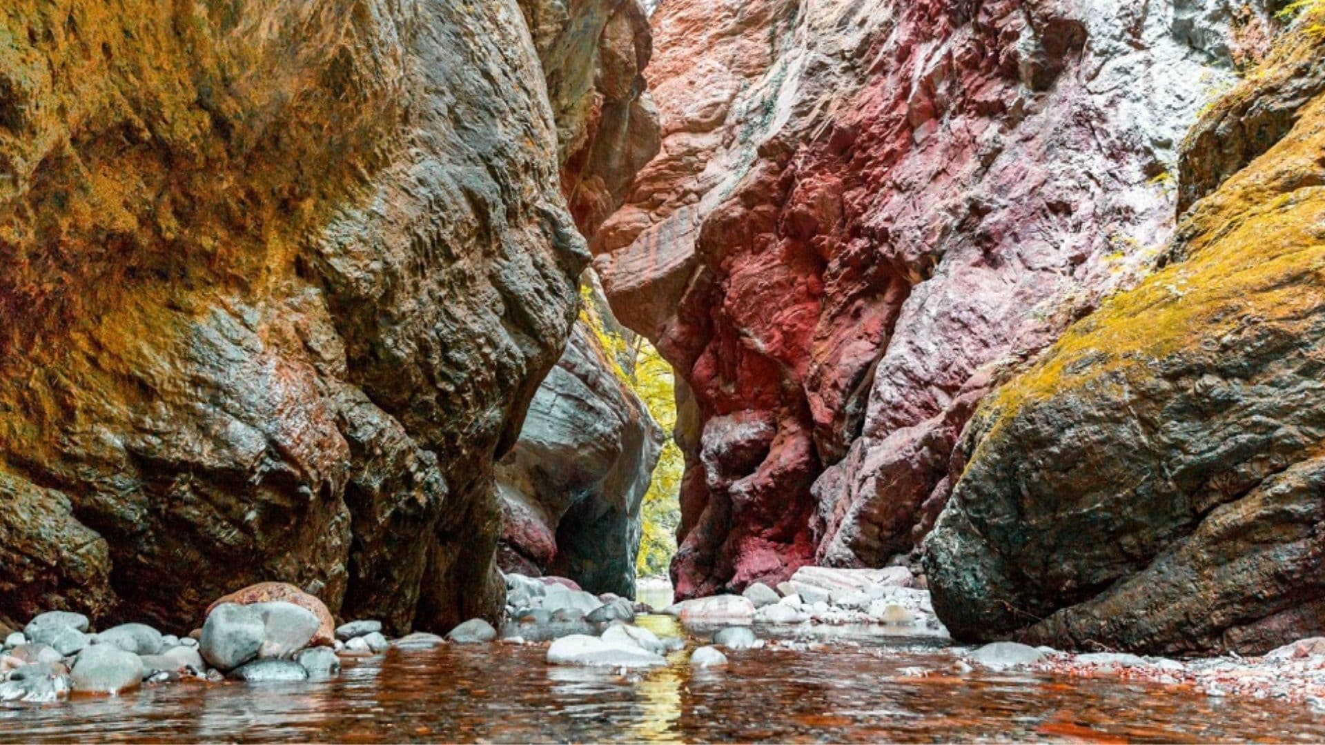 Un trekking fluviale negli Stretti di Giaredo, il più colorato canyon della Lunigiana