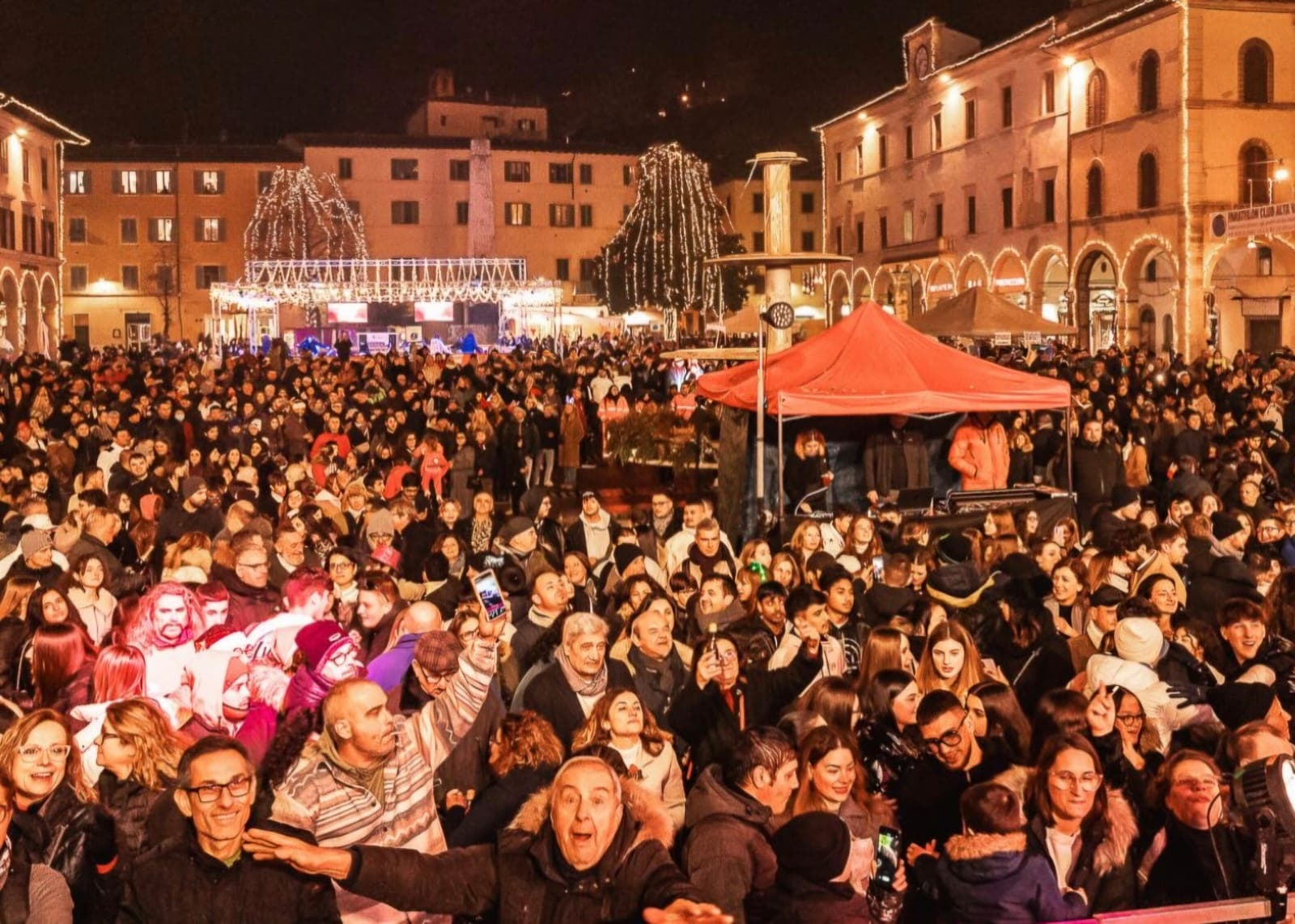 Molte poersone aspettano l'anno nuovo in piazza a Colle