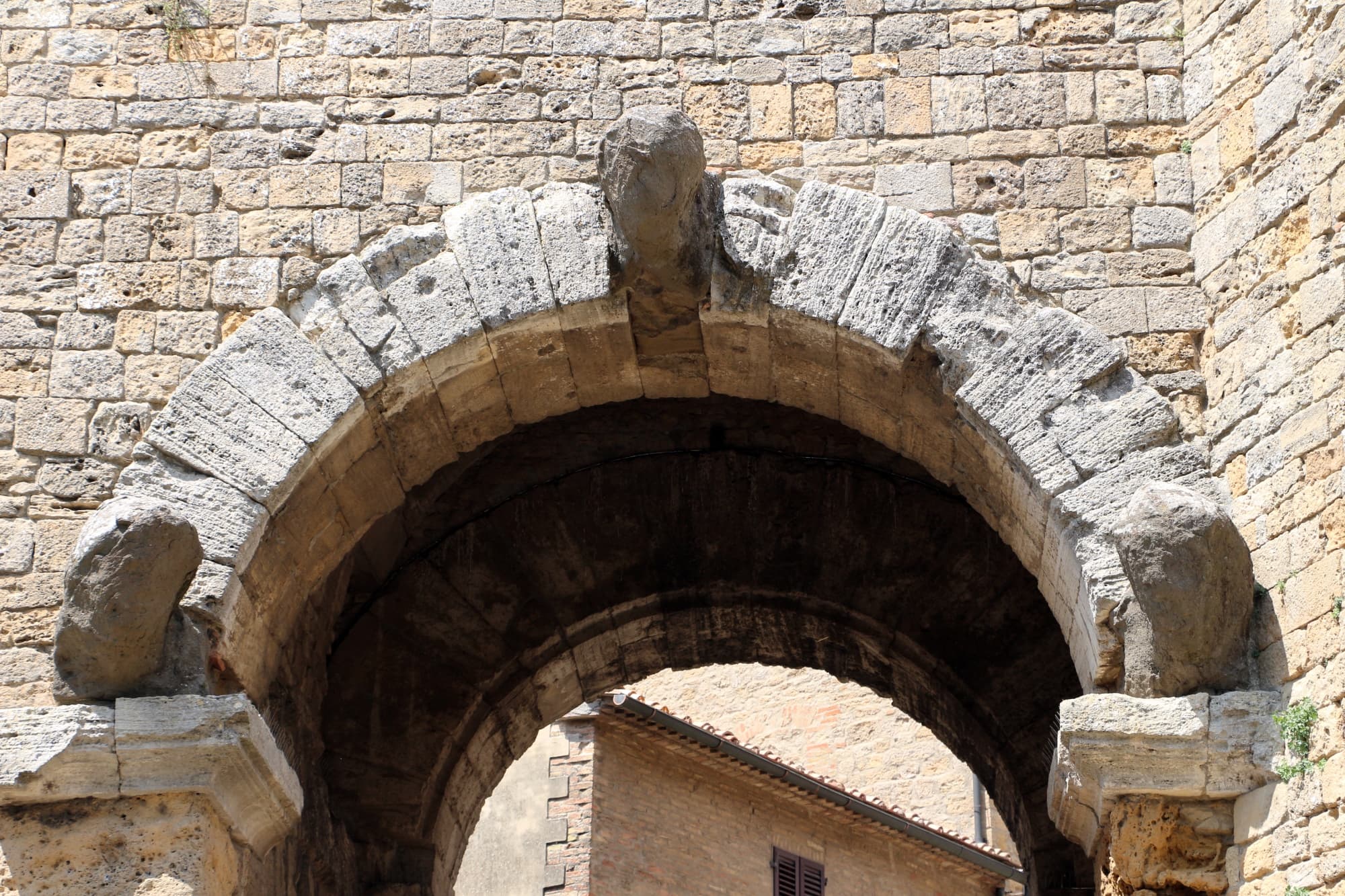 Las tres cabezas humanas de Porta all'Arco