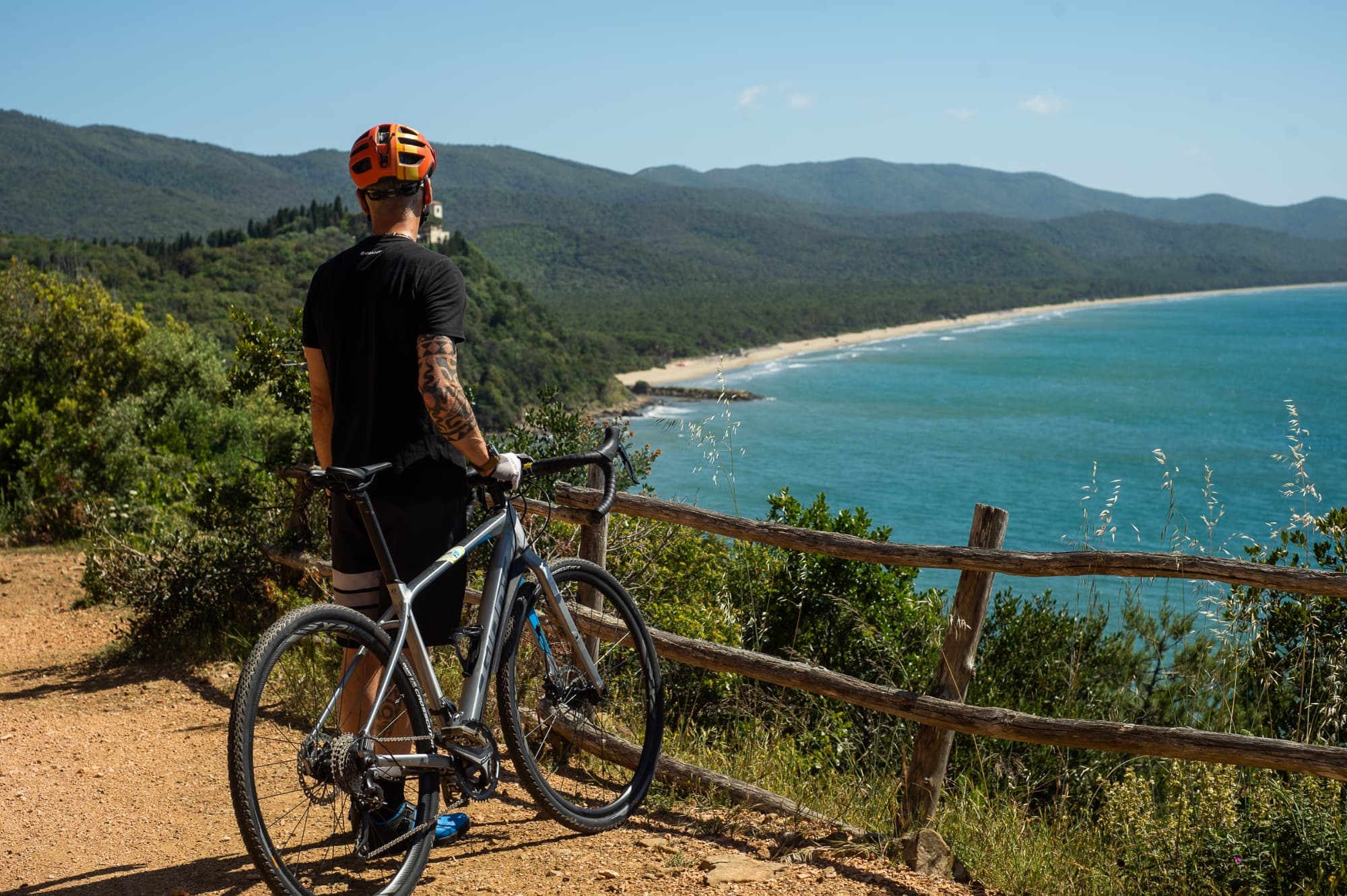 Fahrer beim Punta Ala Trail Center mit Blick aufs Meer