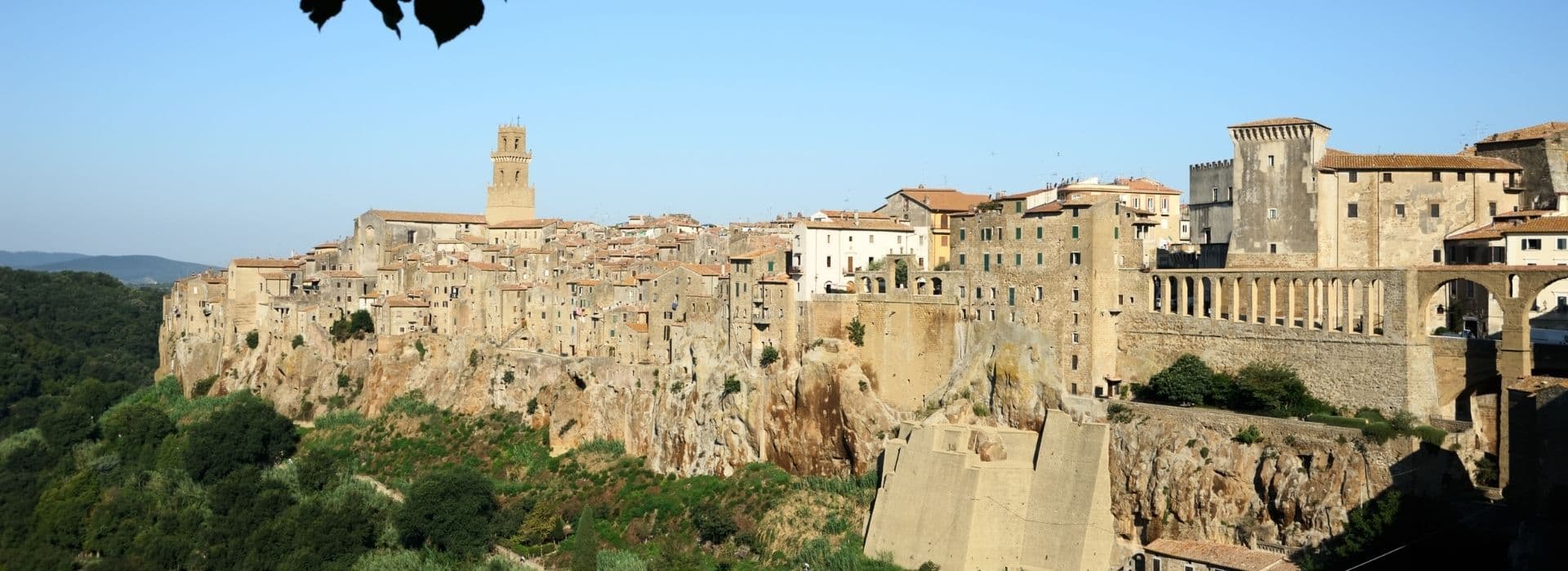 Vista panoramica del borgo di Pitigliano arroccato su uno sperone di tufo, con la torre dell'orologio, il palazzo Orsini e l'acquedotto mediceo, tappa del pacchetto di cinque giorni nella Maremma del tufo