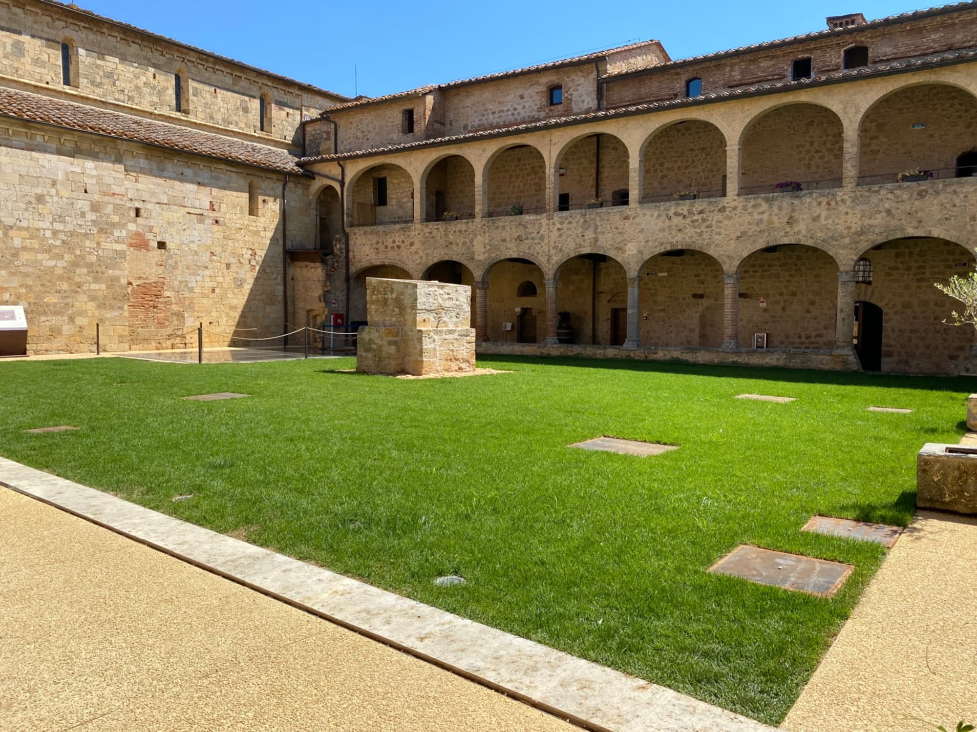 Archäologisches Museum Monteriggioni, Kreuzgang