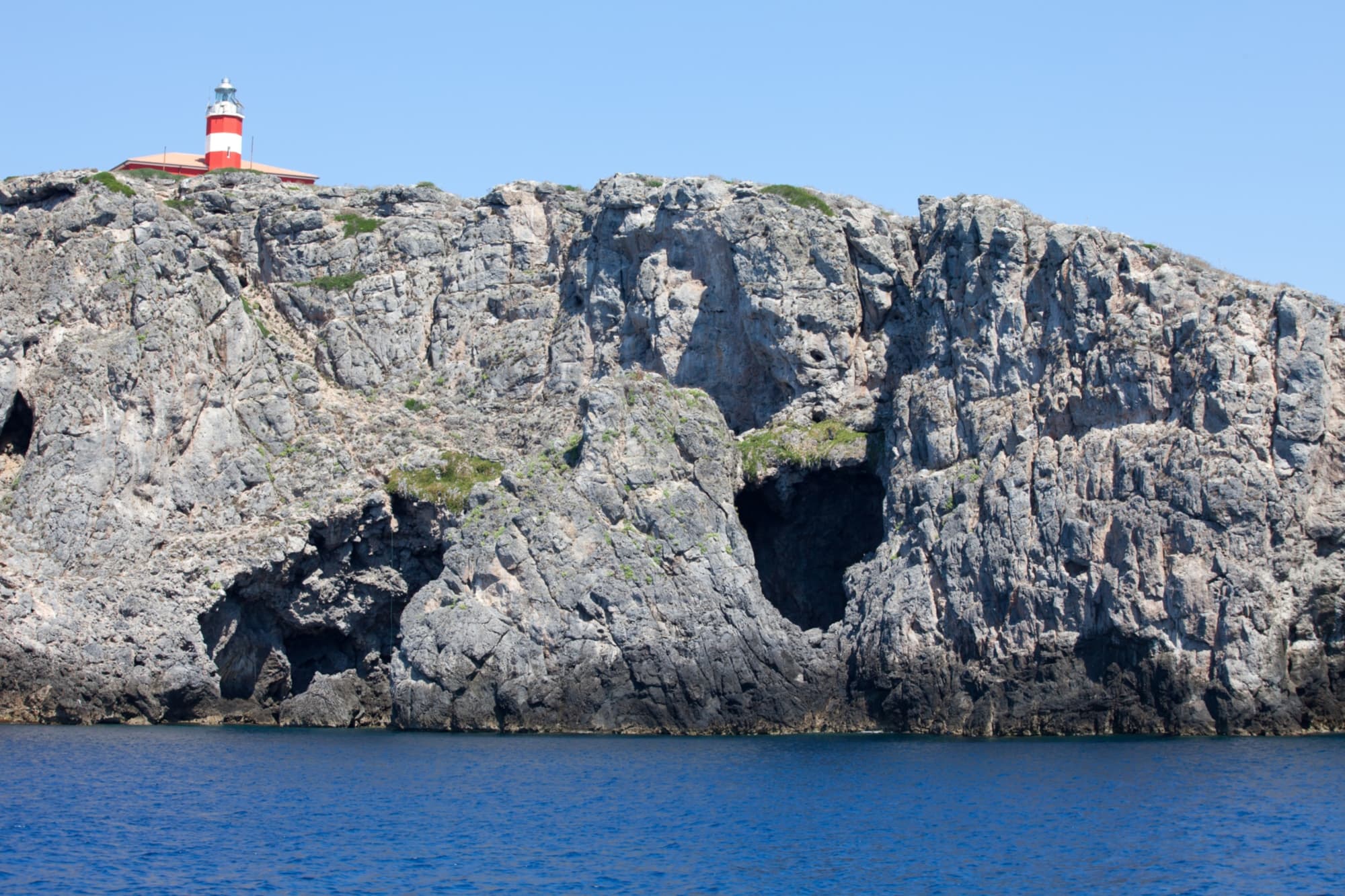 Il Faro di Capel Rosso, sulle falesie di roccia