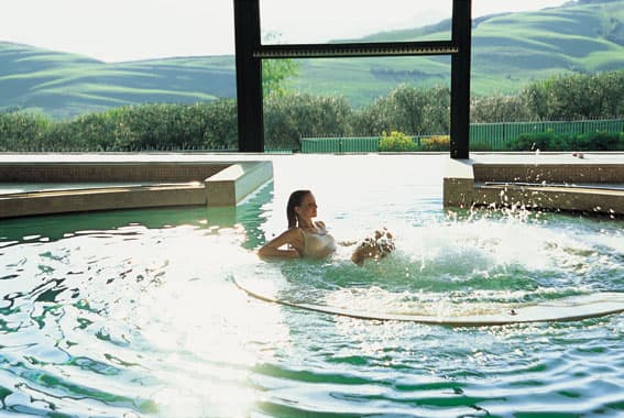 Piscina esterna con percorso multisensoriale che combina idromassaggi e trattamenti idroterapici.