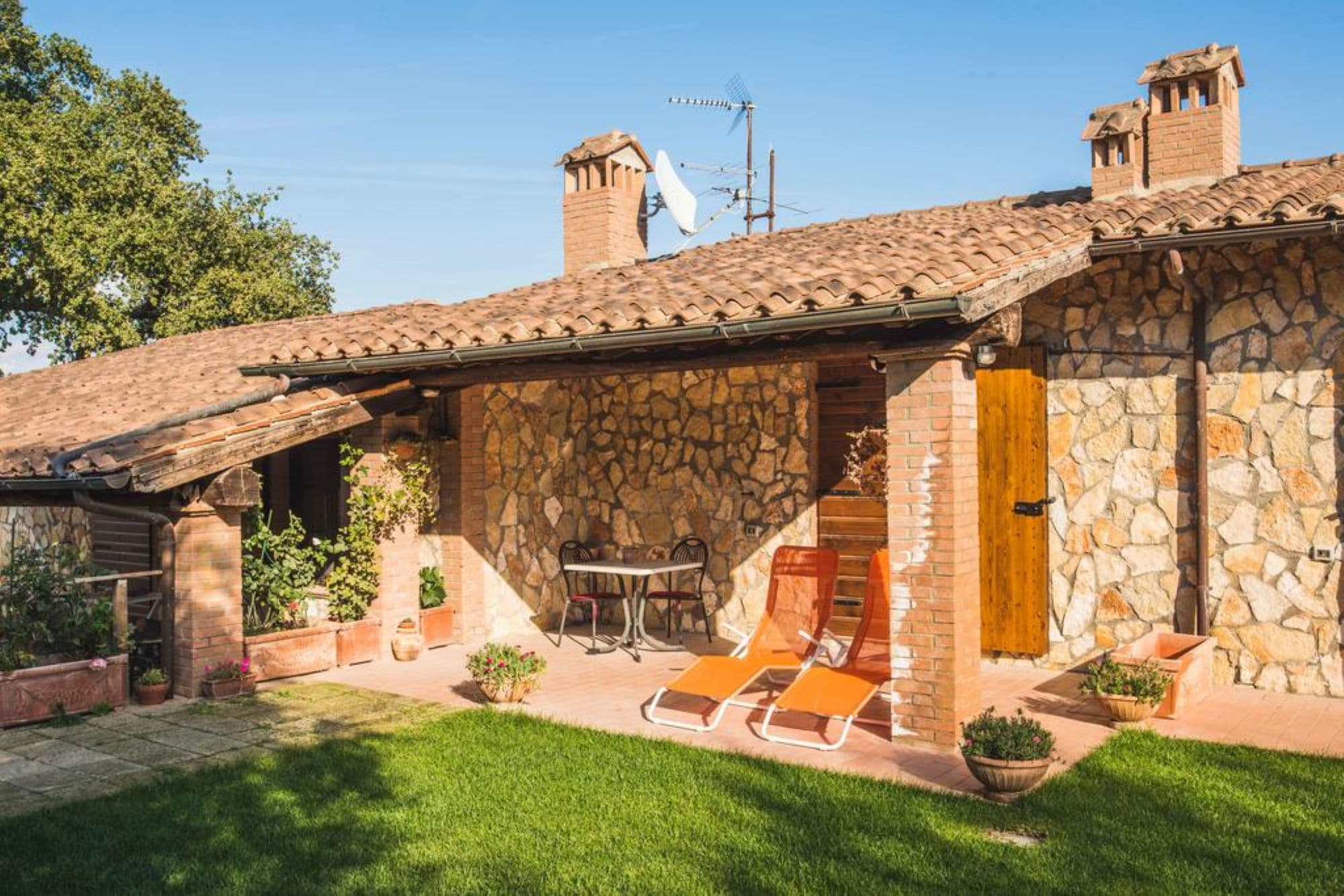 Tre notti per due persone con degustazione di Olio Toscano IGP in agriturismo vicino San Quirico d'Orcia