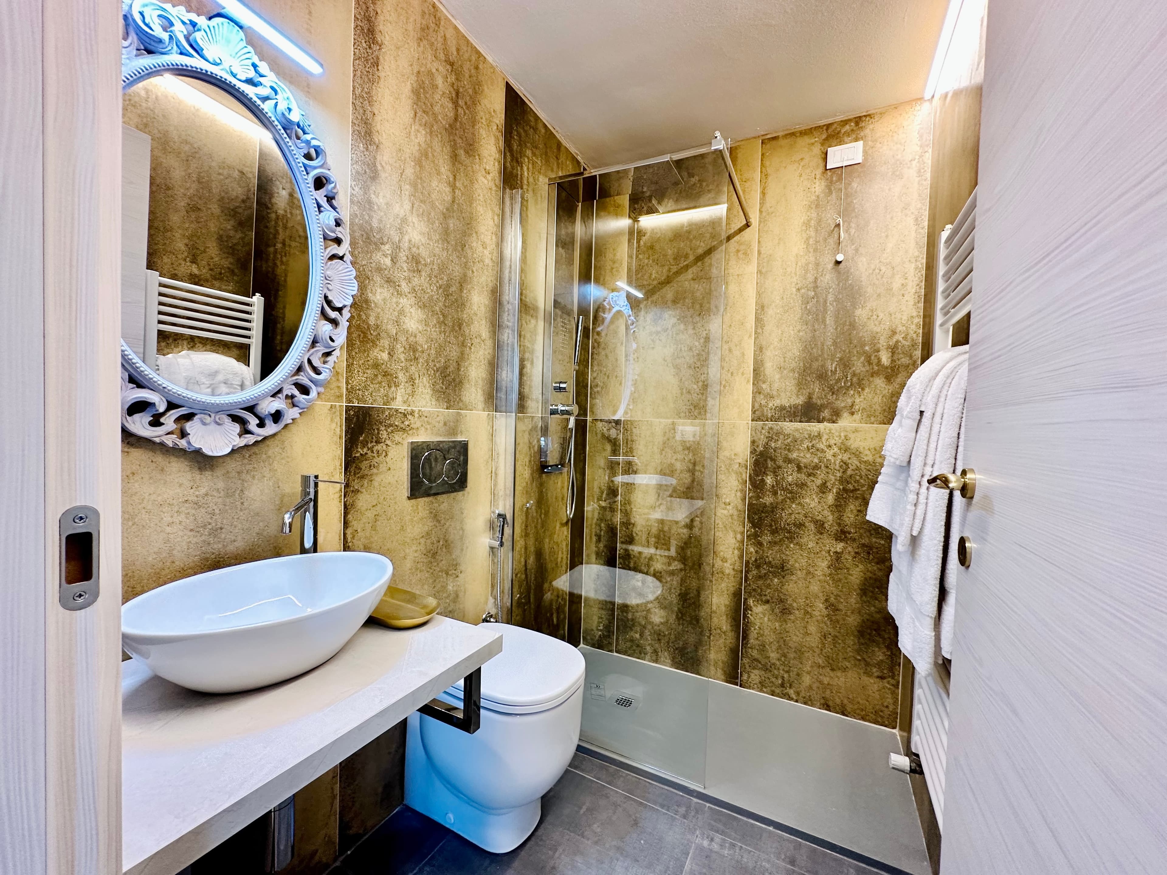 En-suite bathroom with shower. Toilet, shower, washbasin, mirror, hairdryer, towels