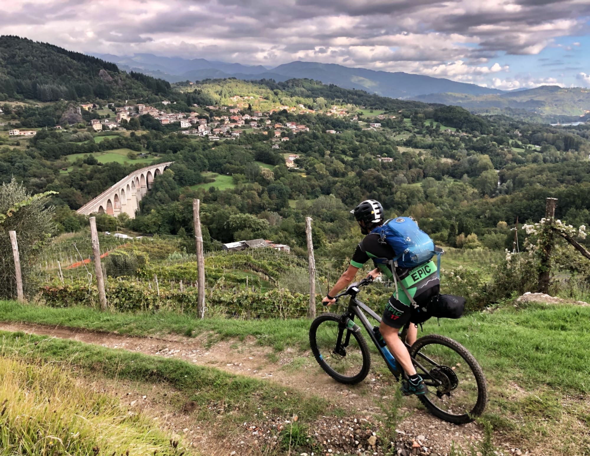 In e-bike tra borghi, natura e... cibo del territorio