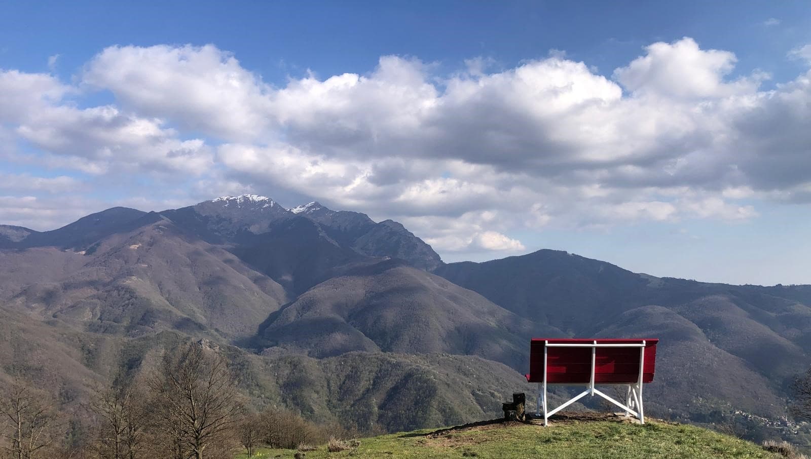 Una panchina gigante si affaccia su un panorama montano