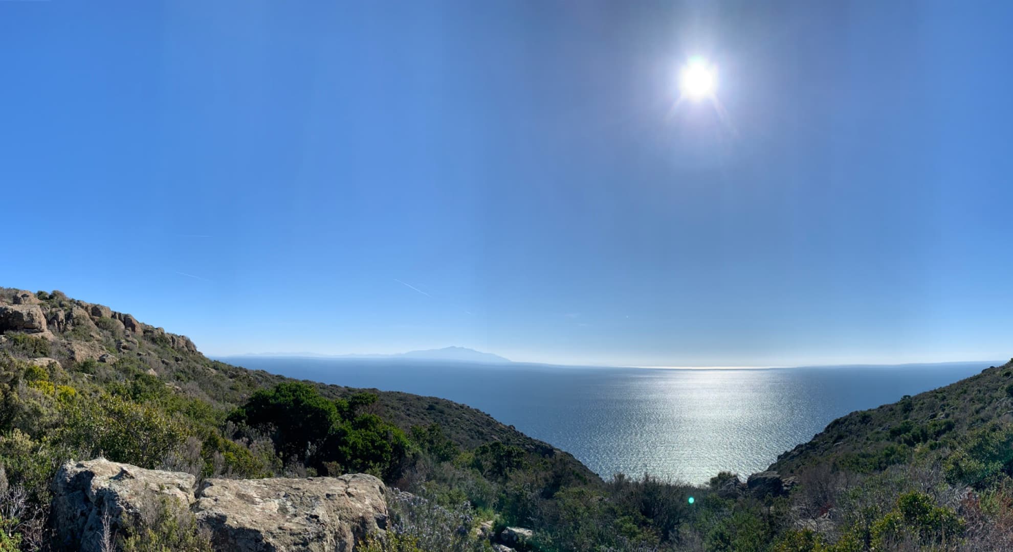 Panorama dall'Isola di Capraia con vista sul mare in una giornata assolata