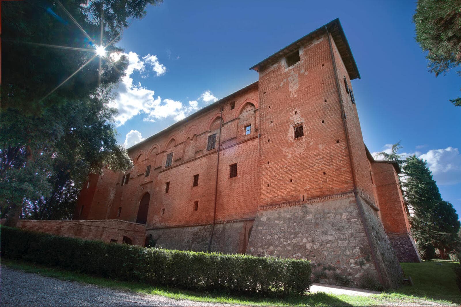 Montalcino: guided winery tour with classic Tuscan wine or cheese tasting