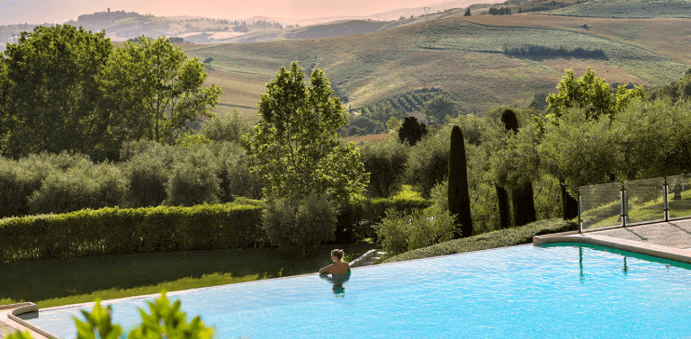 Piscina esterna a sfioro con vista panoramica del Centro Termale Fonteverde.