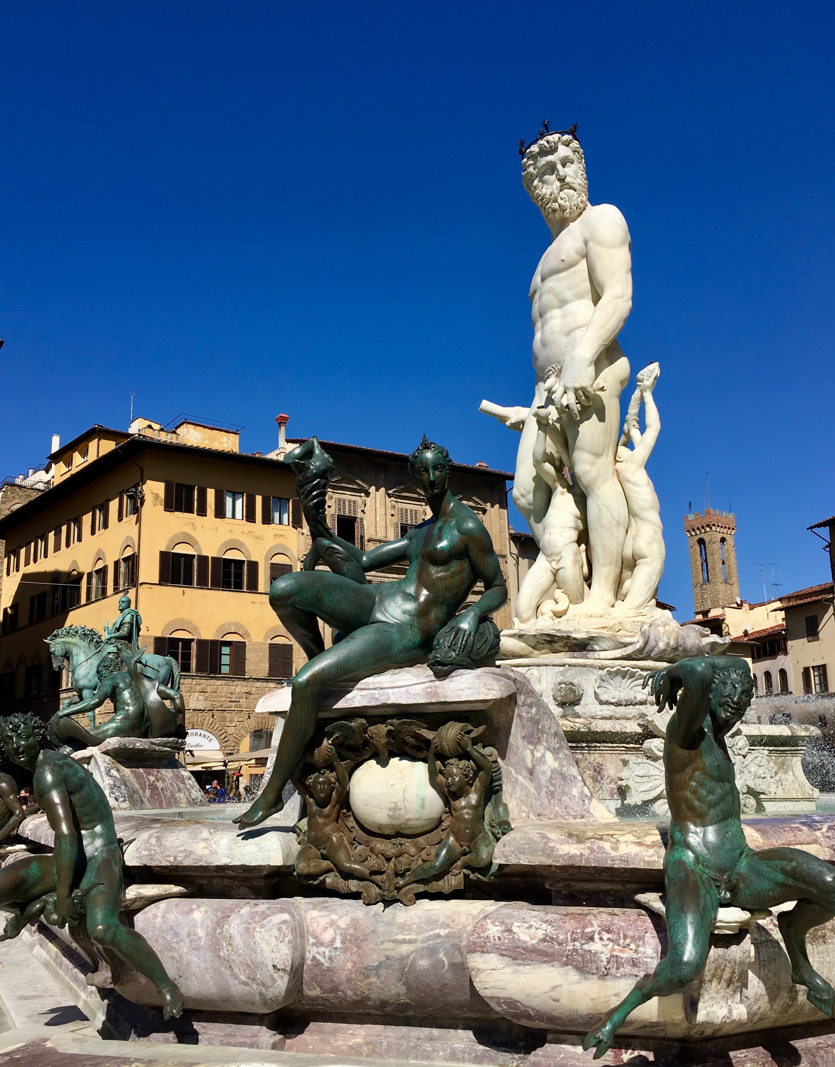 La estatua de mármol blanco de Neptuno en la Piazza della Signoria de Florencia