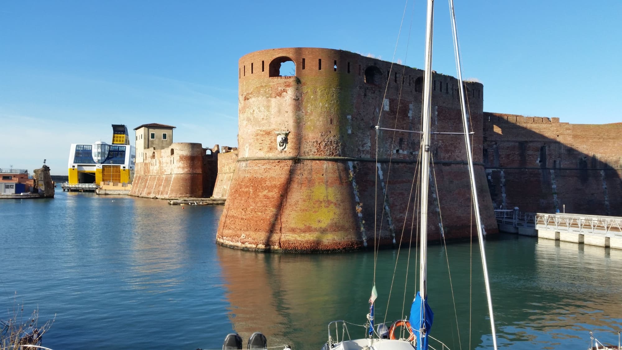 mastio di antica fortezza sul mare