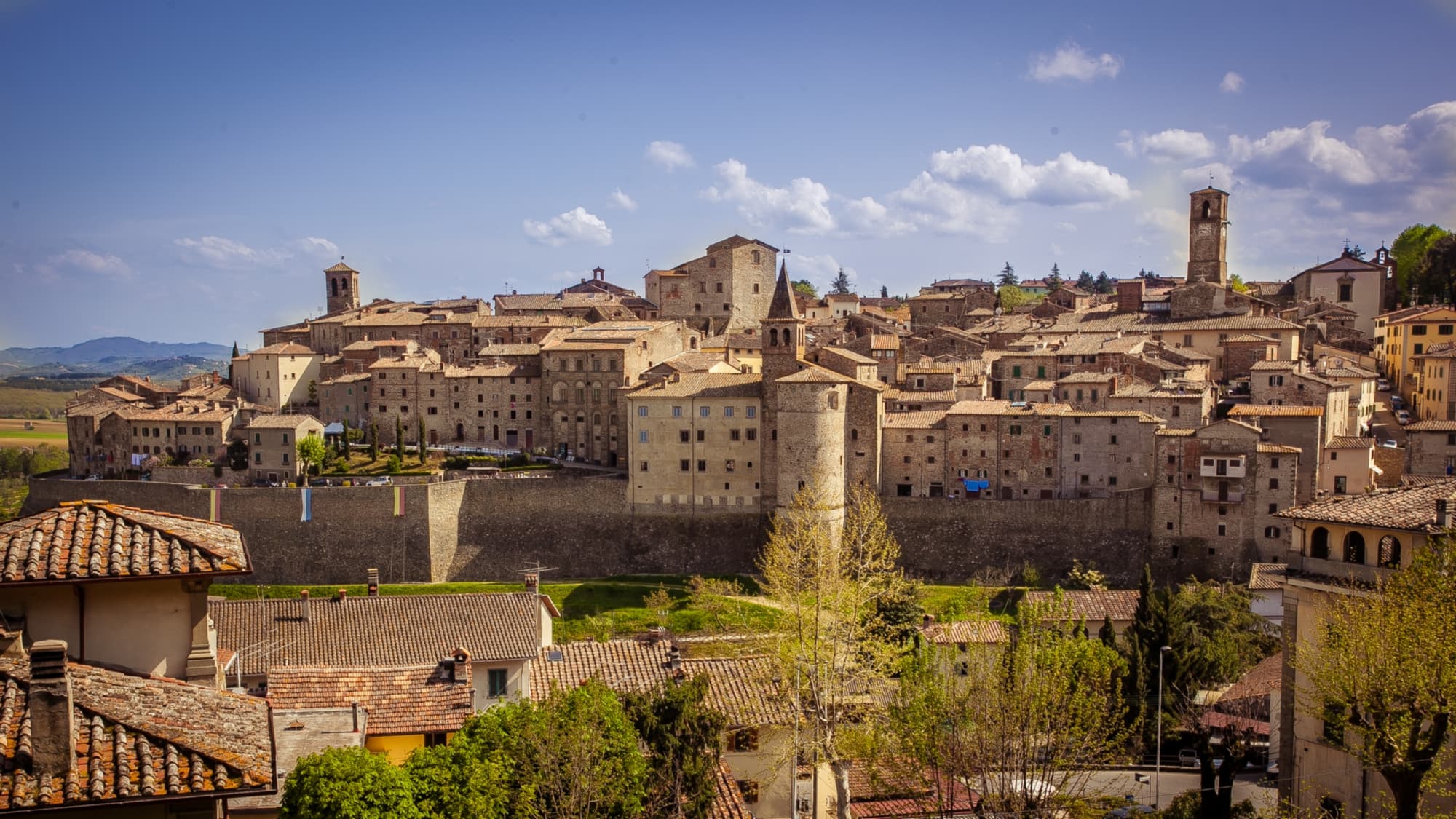 Panorama laterale di Anghiari in una giornata di sole