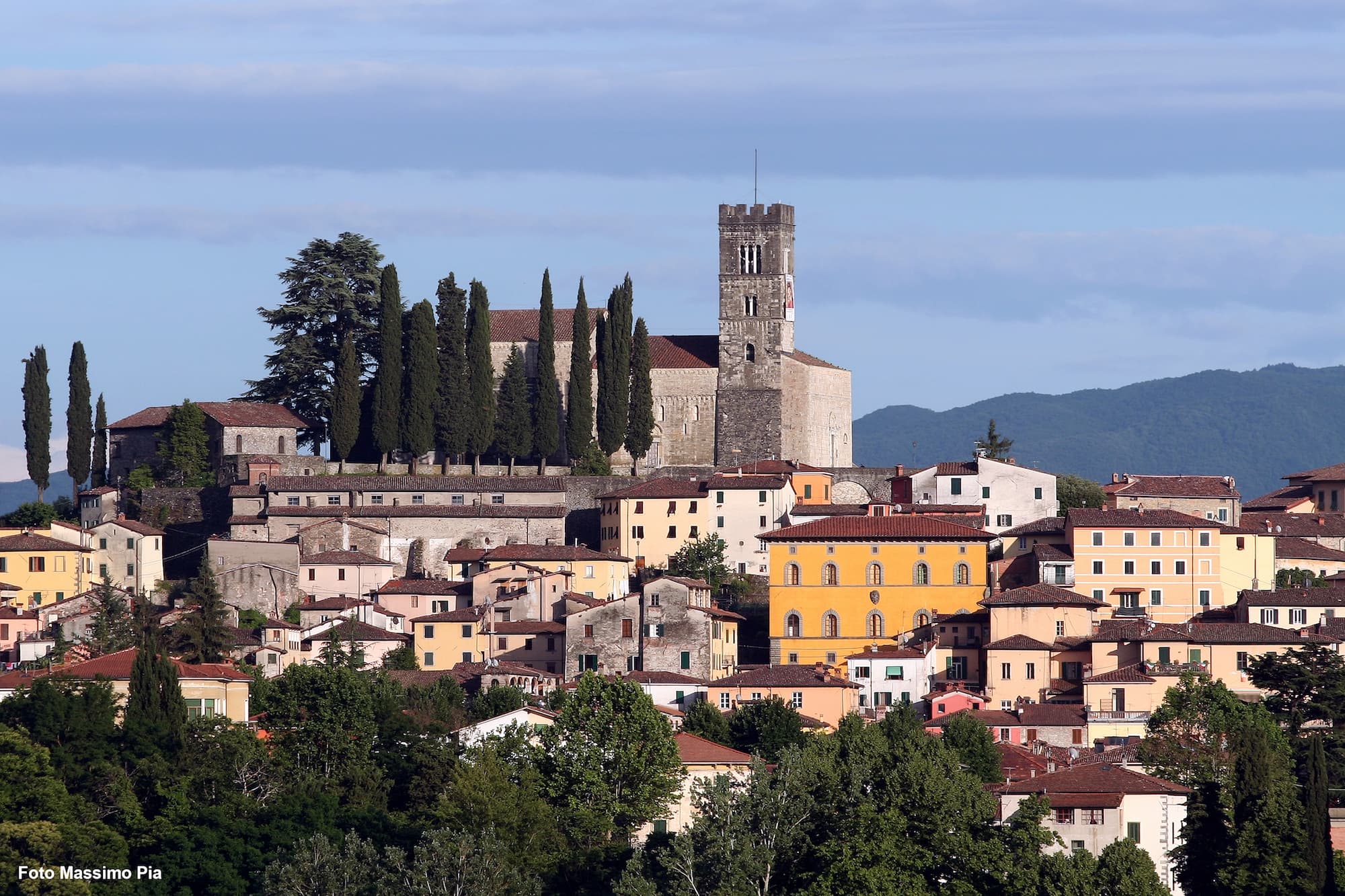 Vista della Chiesa Collegiata di San Cristoforo a Barga