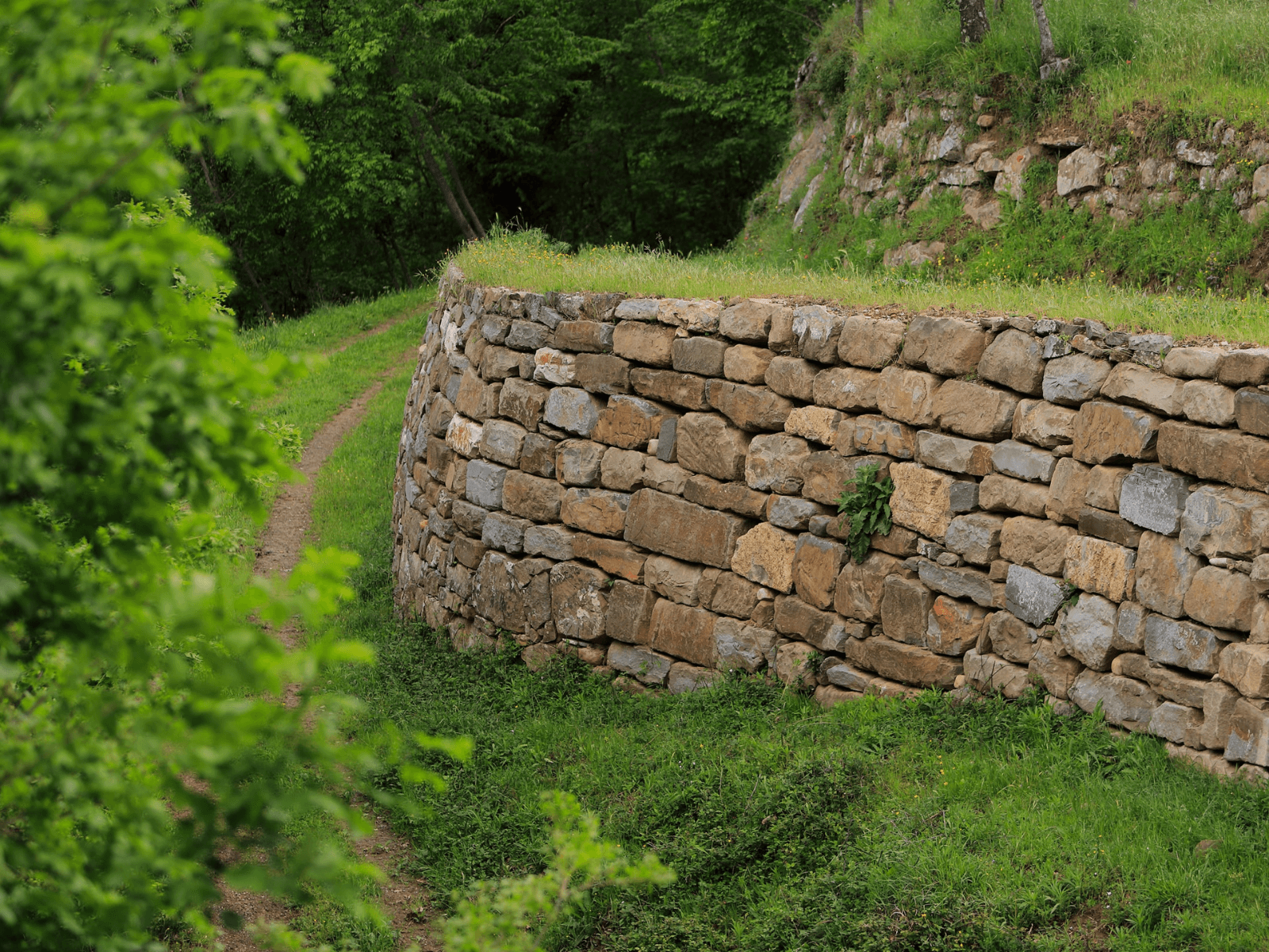 Typische Trockenmauern aus Steinblöcken ohne Verwendung von Bindemitteln oder Mörtel