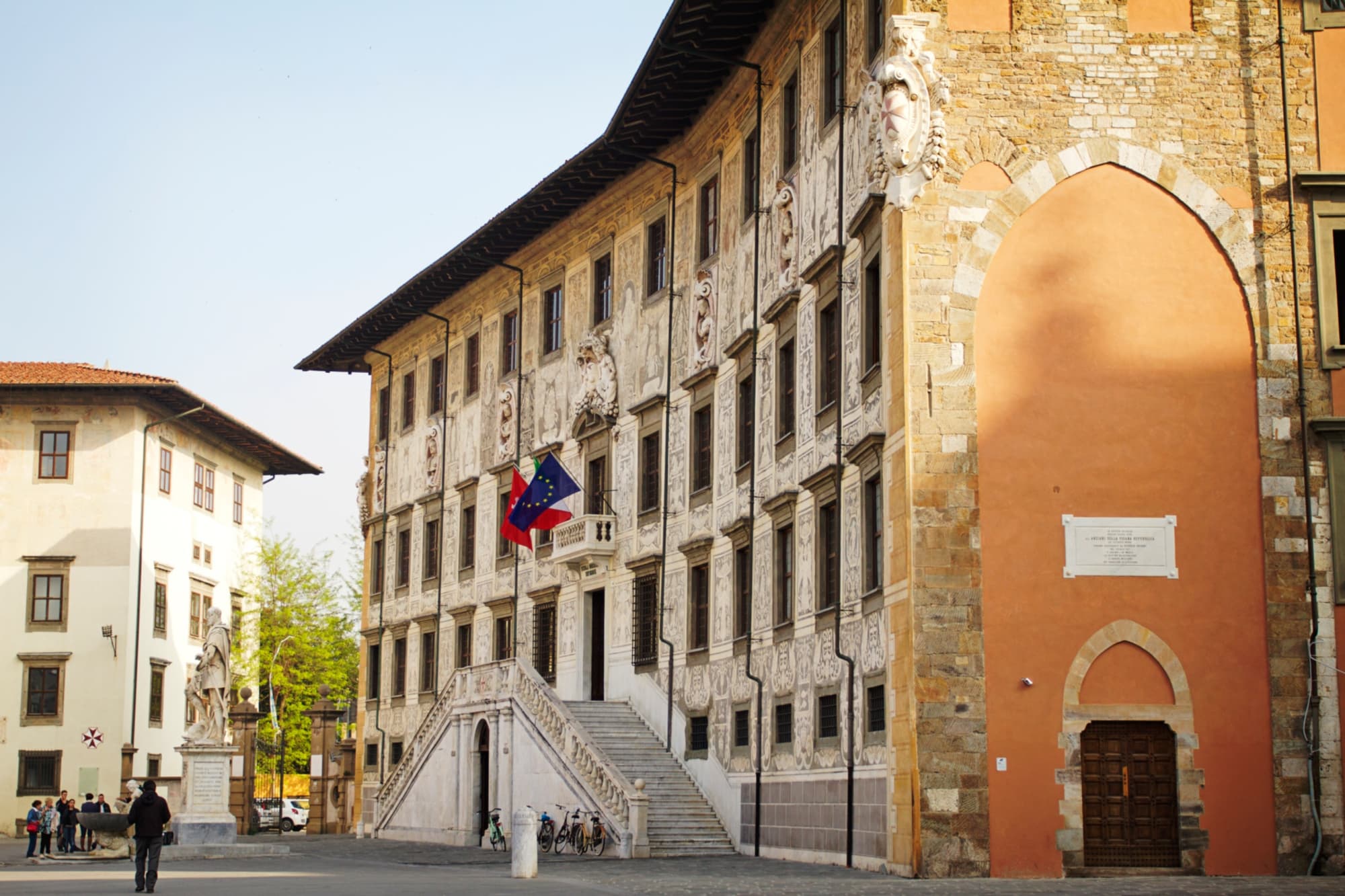 Uno scorcio della piazza