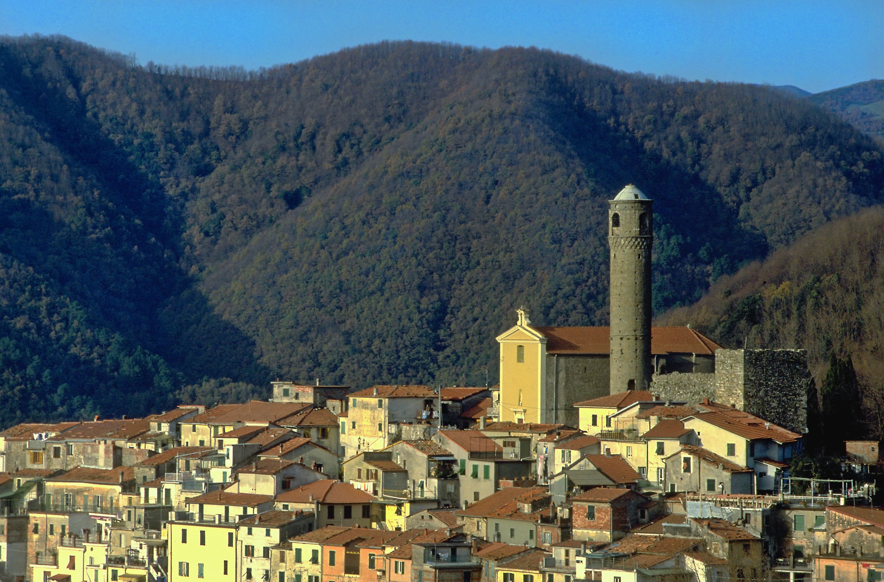 Paesaggio di Caprigliola con la Chiesa di San Niccolò