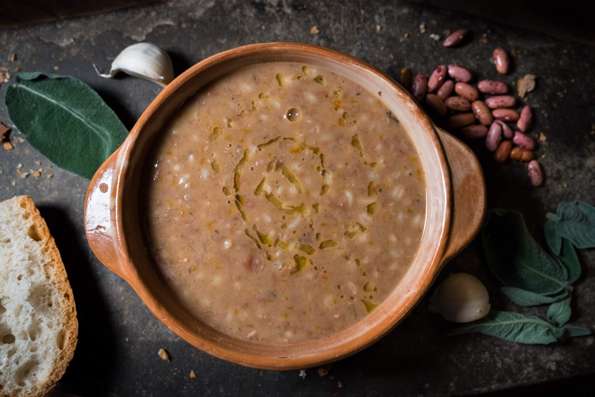 Un humeante plato de sopa de espelta